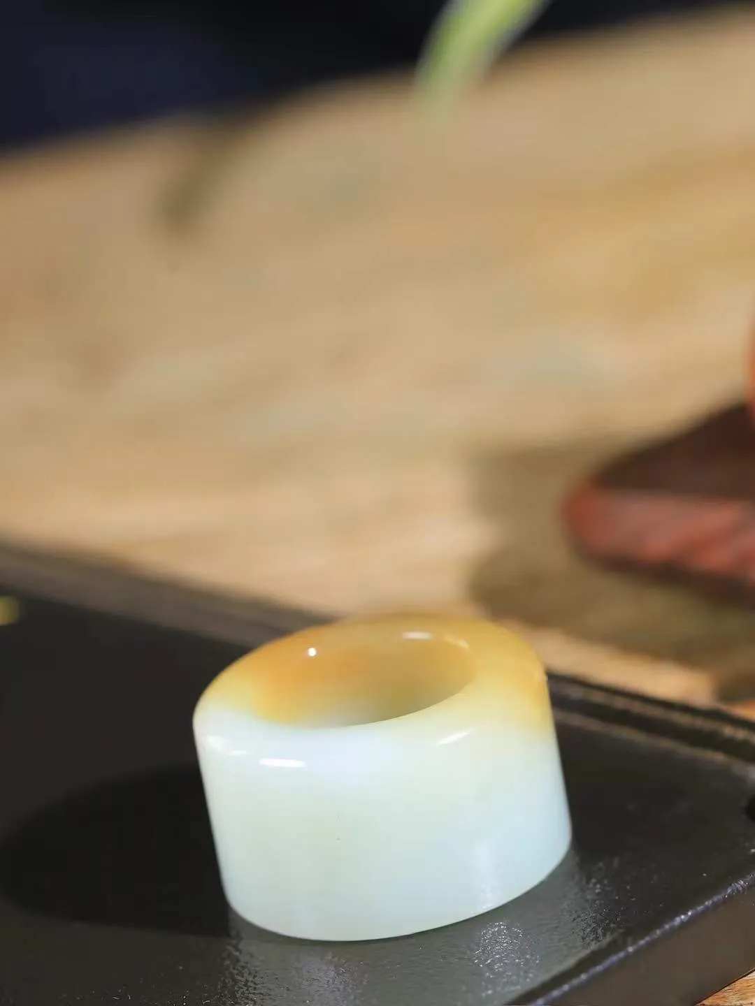 【古韵·扳指】

精品和田玉糖白玉扳指，玉质温润，油润感十足， 整器古韵生辉。优雅高贵。运筹帷幄于掌中，决胜于千里之外。
重40.49克 内径圈口22.9mm  尺寸21.8-7mm  FDT-59120929