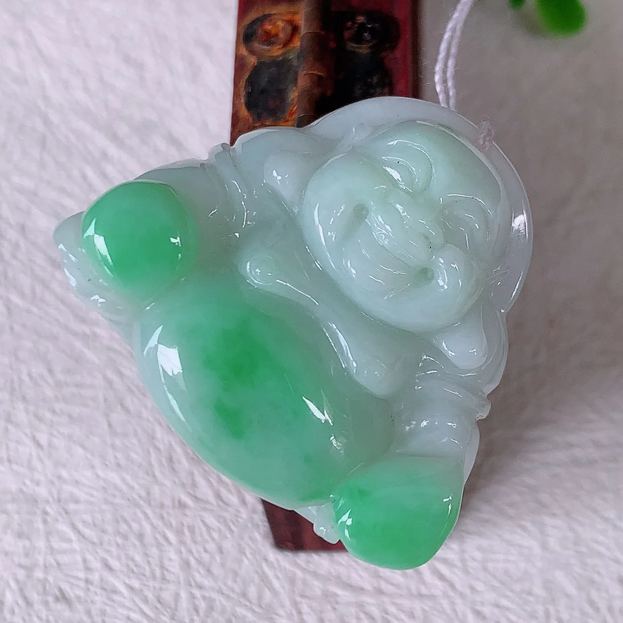 自然光实拍，冰润飘绿翡翠佛公吊坠，开心笑佛，种老水足，颜色漂亮，立体饱满圆润，佩戴效果赞#46.9