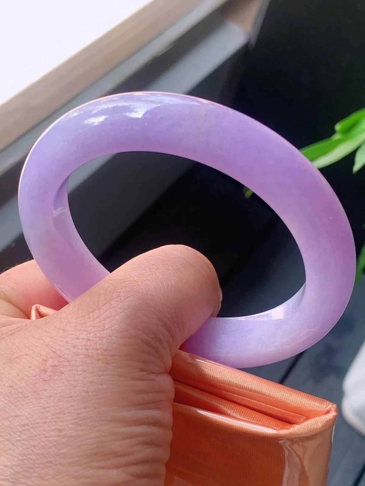 【翡翠名称】老种冰紫罗兰58.8正圈口手镯
【翡翠尺寸】58.8/12.6/9.8mm适合57.8-60正圈口佩戴
【翡翠描述】宝贝种老水足，玉质细腻，色泽靓丽，性价比高，佩戴效果好！
【其它赠送】权威证书/精美挂绳盒子/支持全国复检