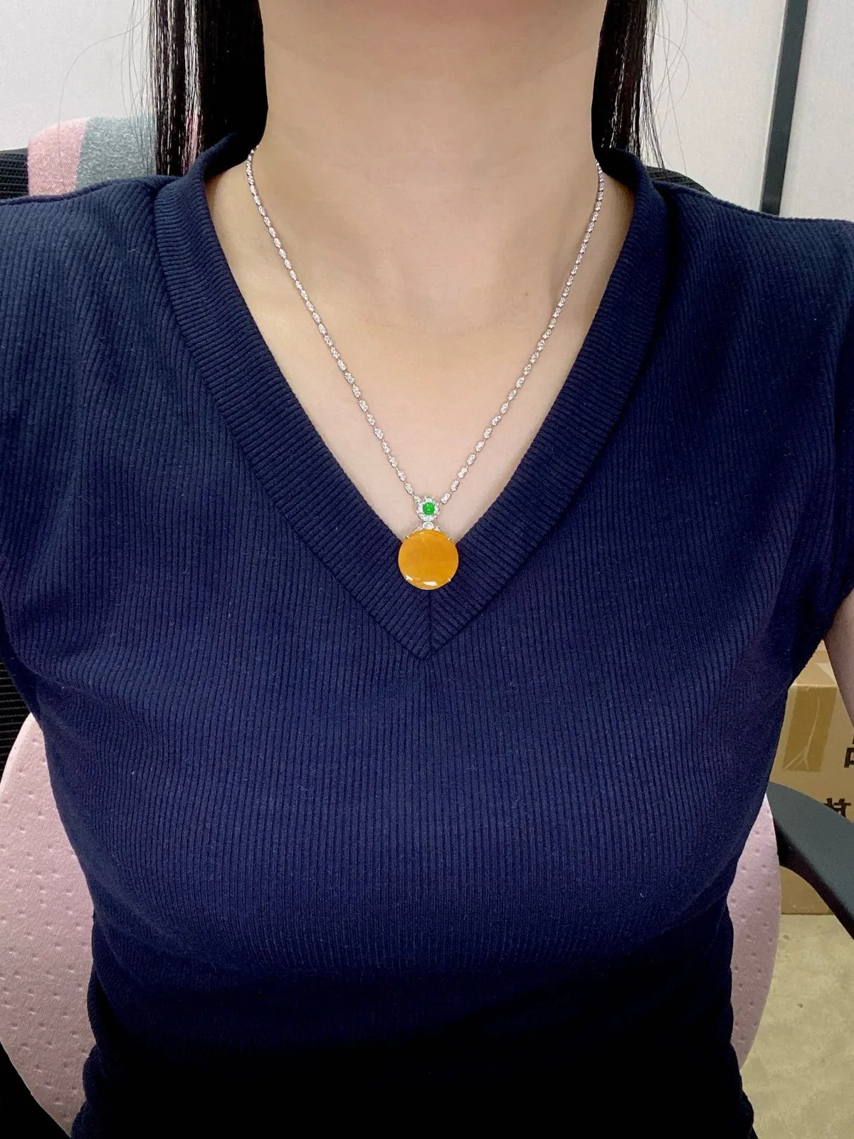 【冰种黄翡圆无事牌吊坠】质地细腻，冰润通透，晶莹闪亮。收藏品质，18k金钻镶嵌，裸石尺寸16.8*3.1毫米