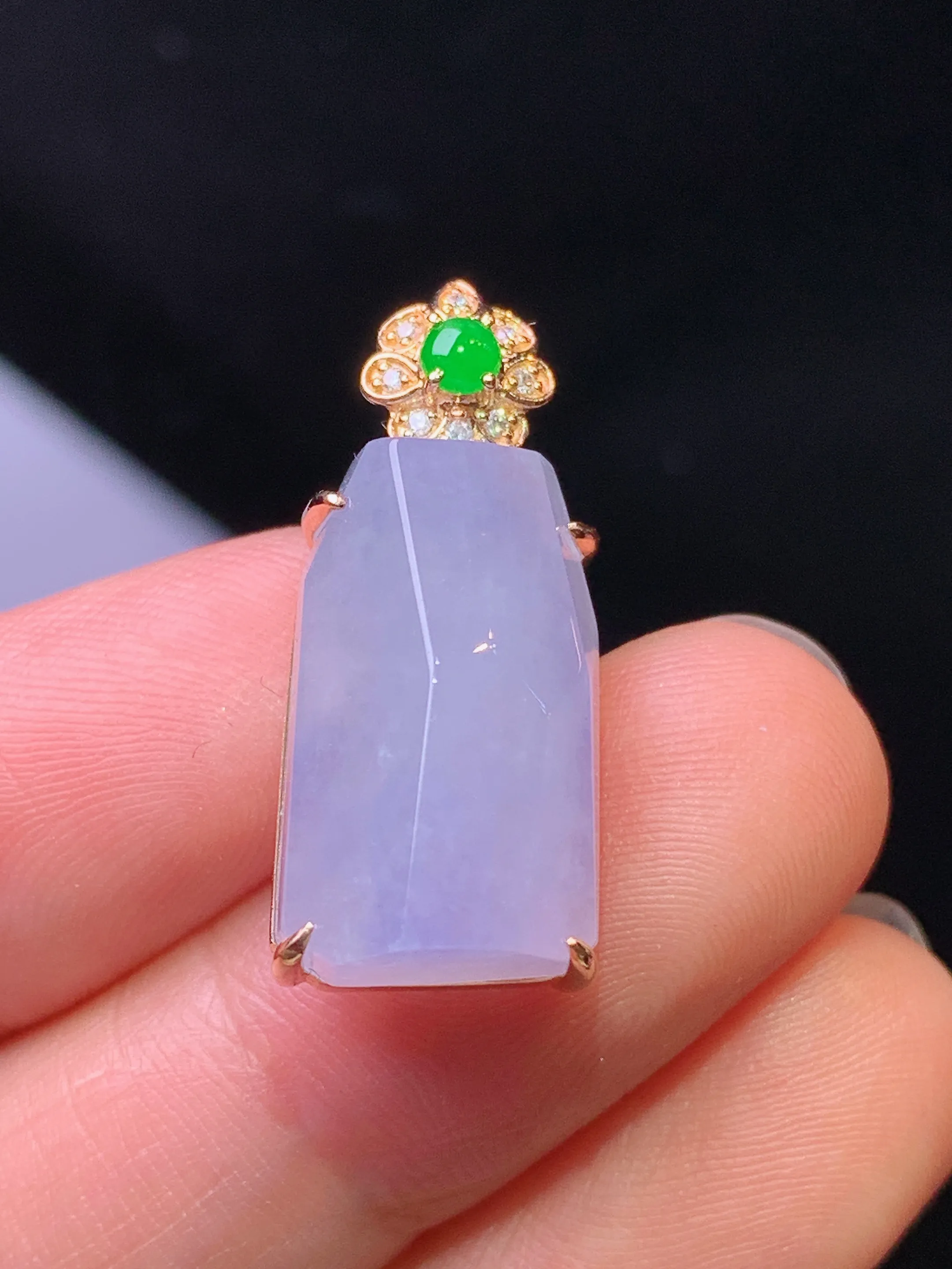 18k金钻镶嵌紫罗兰随形吊坠 玉质细腻 水润亮眼 色泽艳丽 整体尺寸25*10.8*8.5