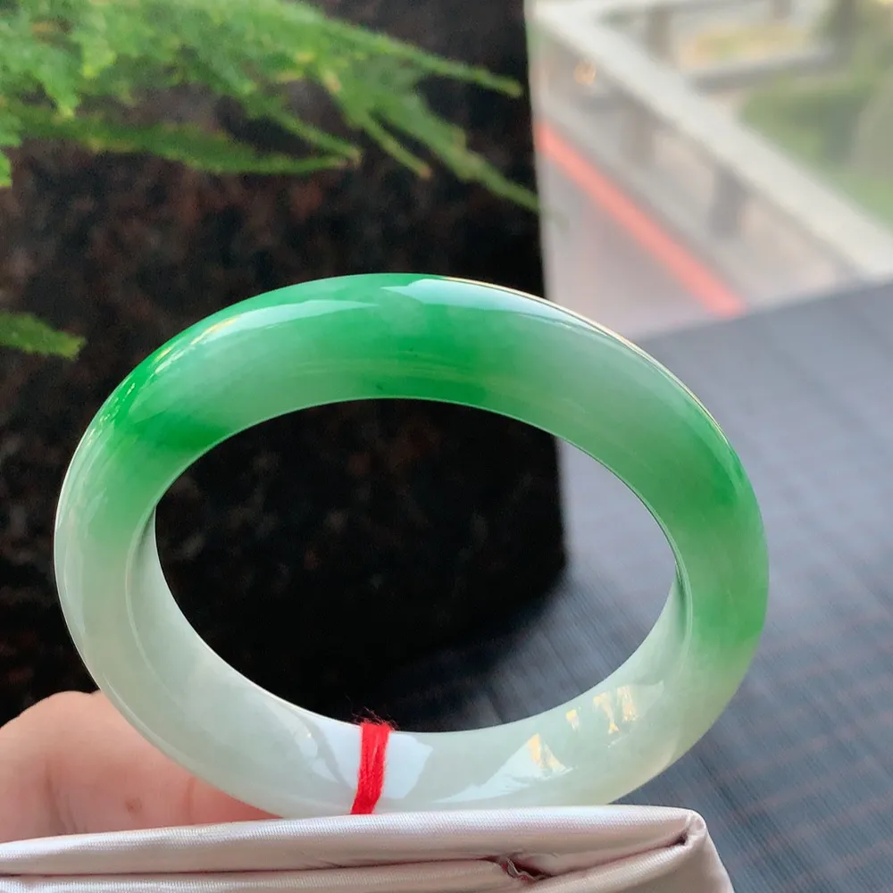 正圈一大节阳绿 无瑕 尺寸:55.7/12.6/9.6 色阳