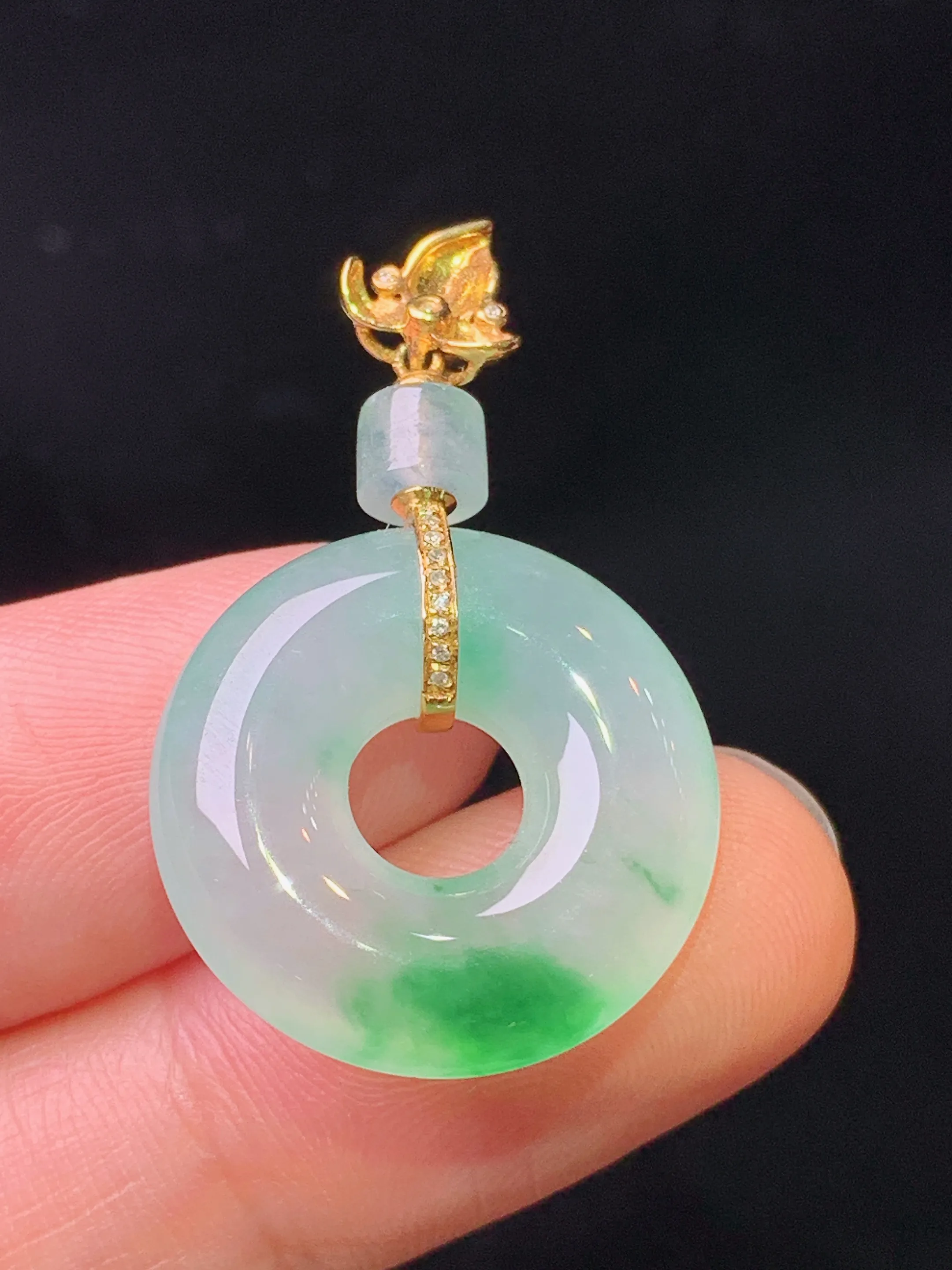 18k金镶嵌飘绿平安环吊坠 玉质细腻 水润亮眼 色泽艳丽 整体尺寸31.8*19.6*5.2