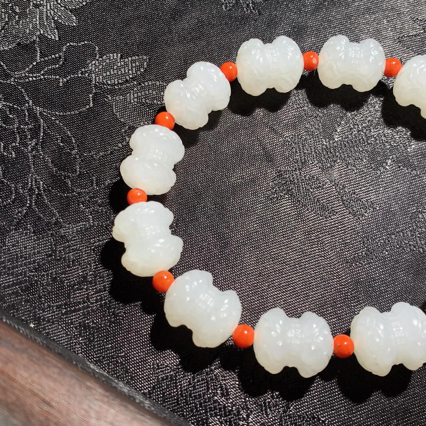 新疆和田玉羊脂白并蒂莲莲花手串。单颗尺寸15/12重40克。玉质细腻油润。手推出油。佩戴高端典雅。lt251209