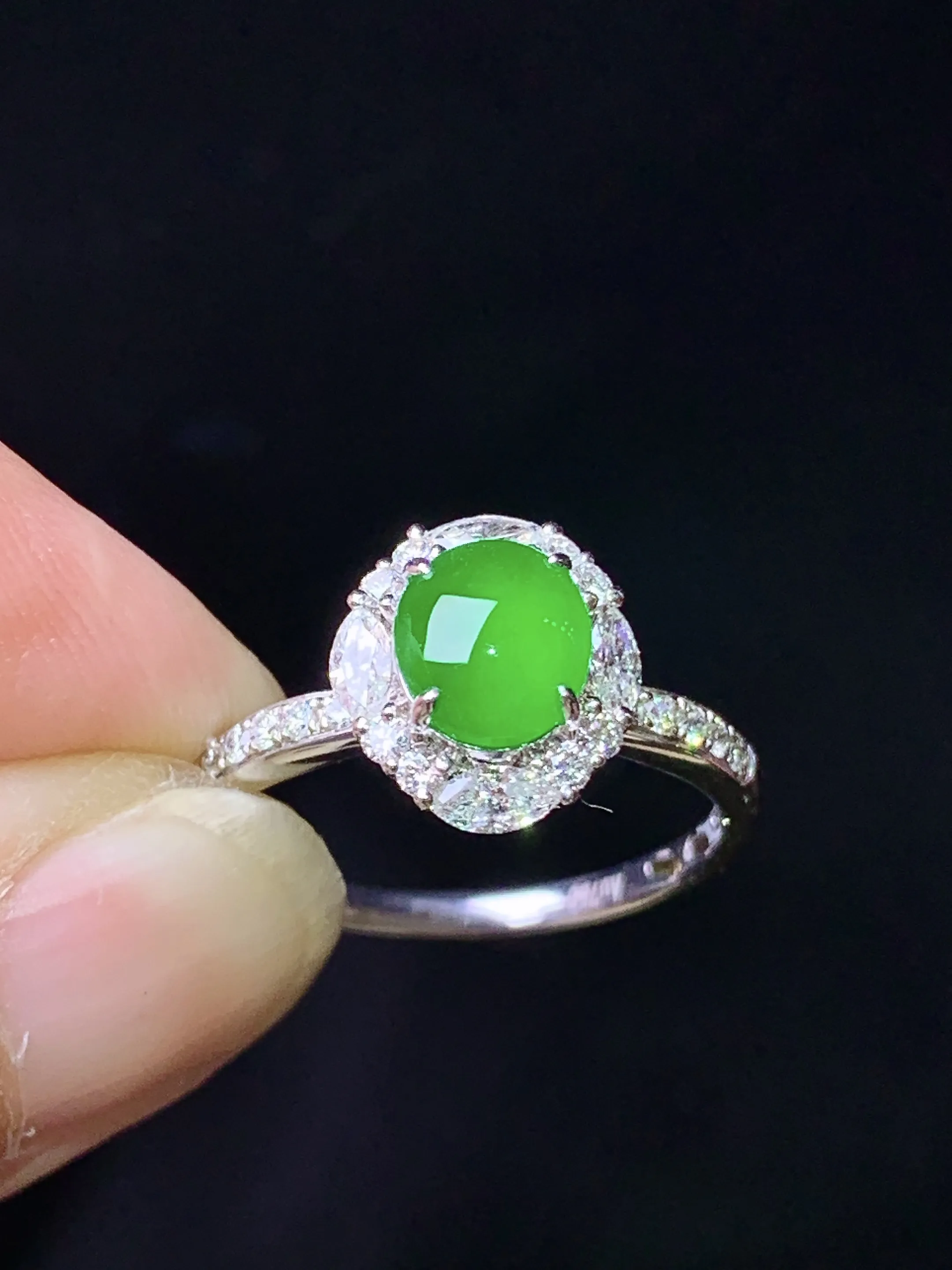 18k金钻镶嵌满绿蛋面戒指 玉质细腻 水润亮眼 色泽艳丽 圈口13.5 整体尺寸10.5*9.3*8