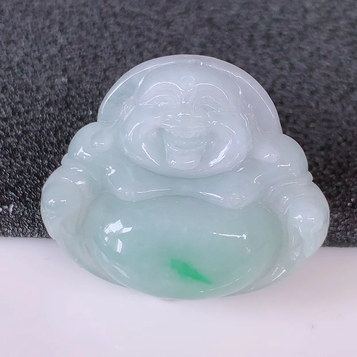 自然光实拍，冰润飘绿翡翠佛公吊坠，开心笑佛，种老水足，颜色漂亮，立体饱满圆润，佩戴效果赞#57.9