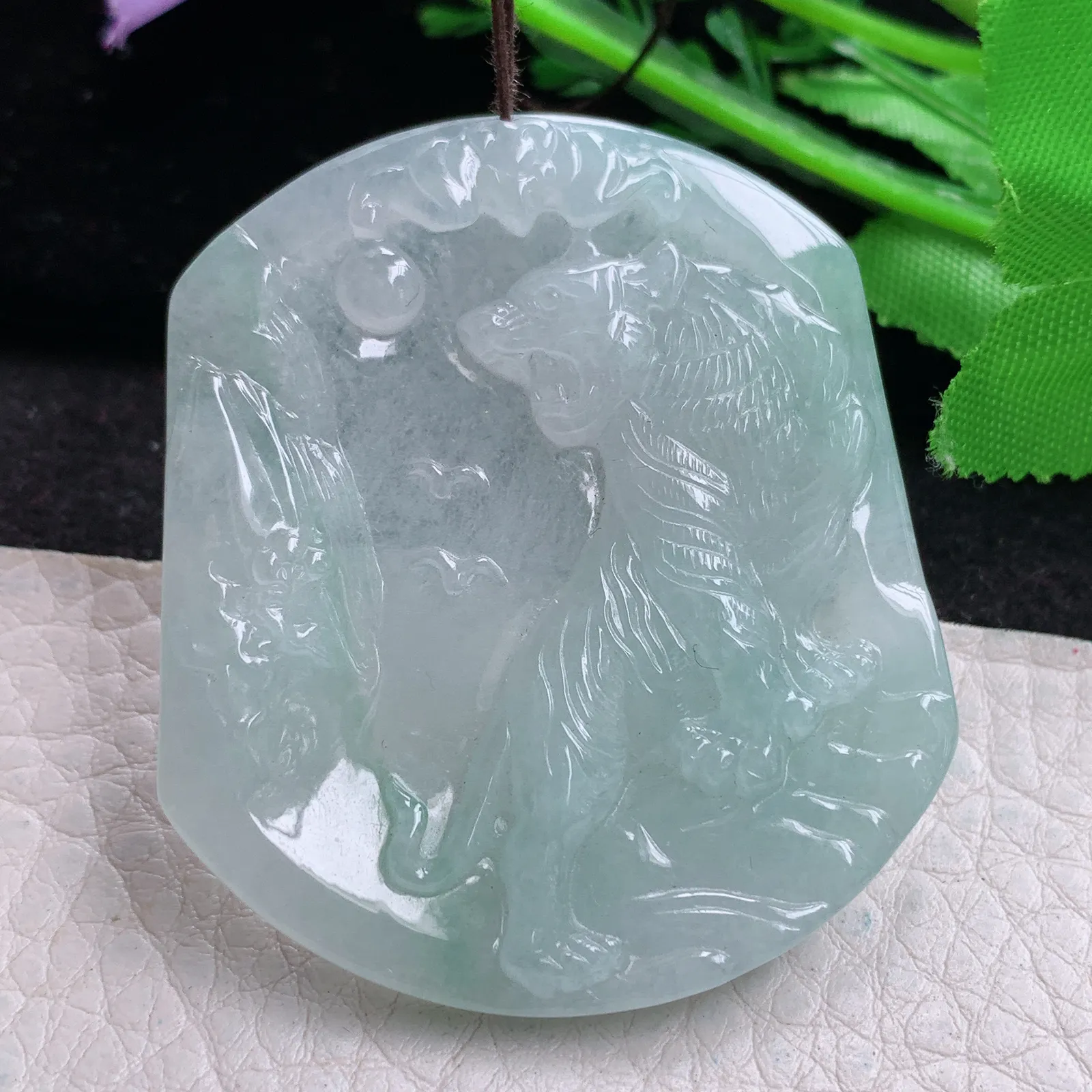 yn实拍50*43.5*5.5缅甸翡翠a货精雕飘绿花上山虎 生肖虎玉吊坠 玉挂件