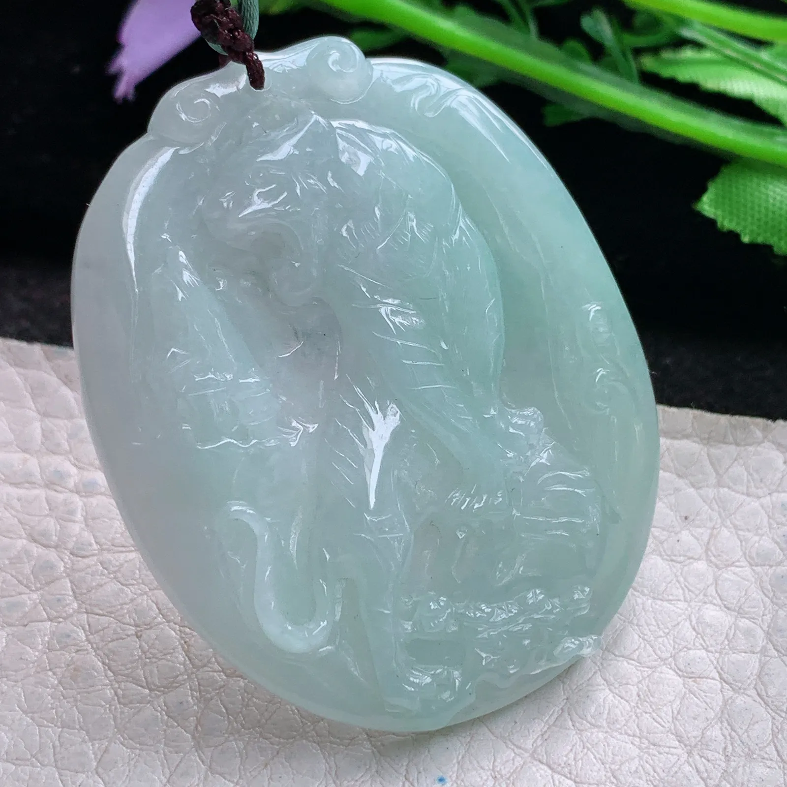 bg实拍49.5*41*5.5缅甸翡翠a货精雕浅绿上山虎 生肖虎玉吊坠 玉挂件