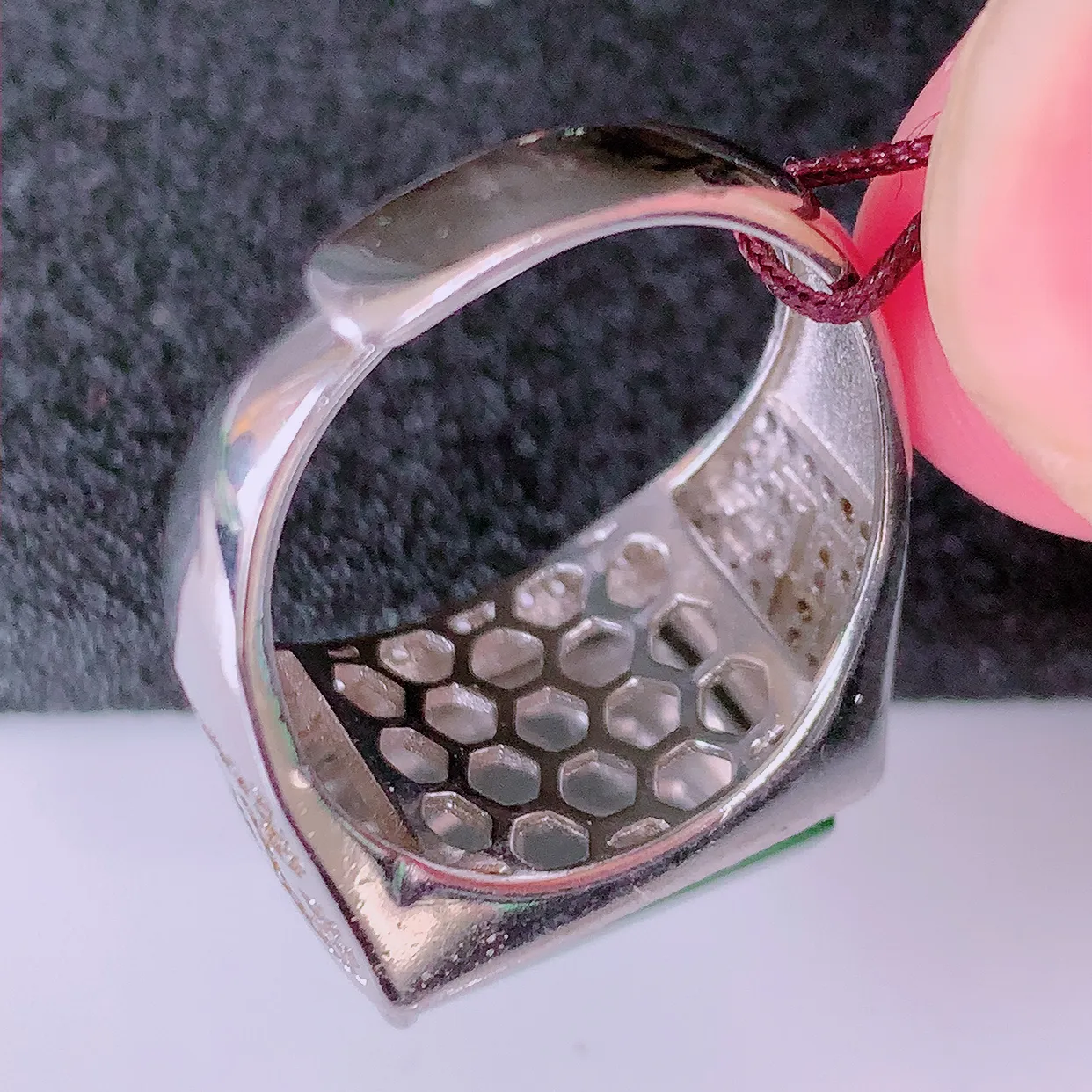 冰透满绿翡翠925银镶嵌马鞍戒面，自然光实拍，翠色灵动，颜色漂亮，种老水足，品相佳，佩戴佳品！#97.9（圈口可调大小）整体26.5*18.5*5.5裸石16.8*10.8