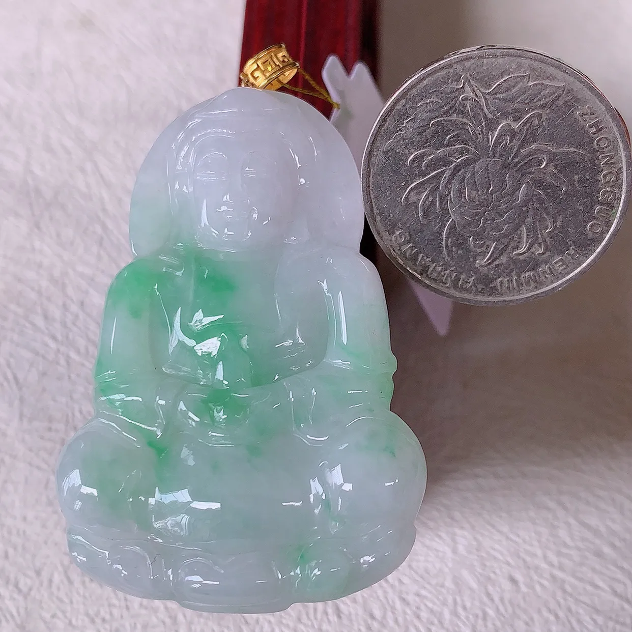 18K金镶嵌冰润飘绿翡翠观音菩萨吊坠，赐福翡翠观音，观音面相端庄，品相佳，佩戴气质！#35.9整体55.5裸石50*34.5*5.6