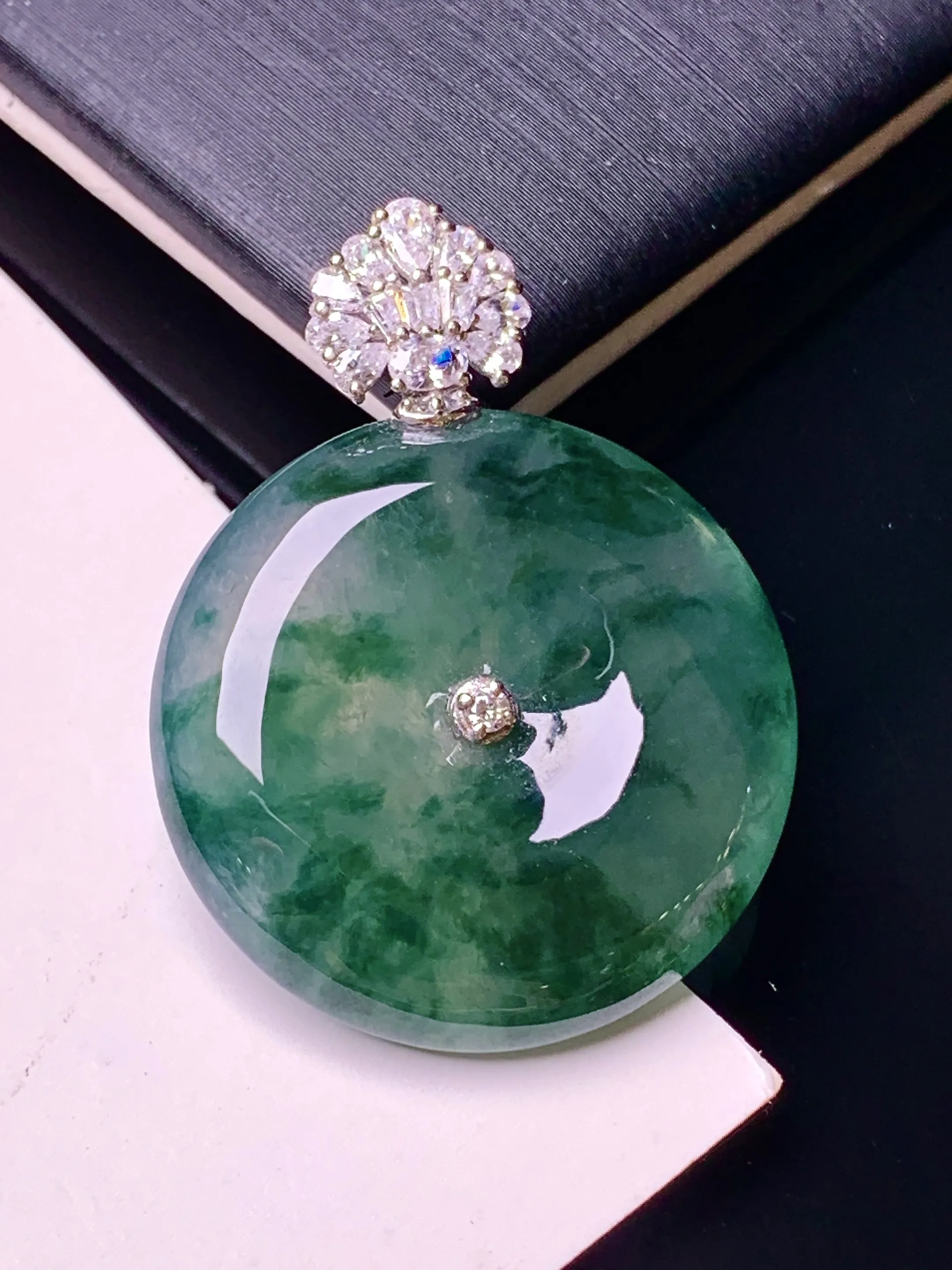 18k金钻镶嵌飘绿平安扣吊坠 玉质细腻 水润亮眼 色泽艳丽 整体尺寸31.8*24*5.8