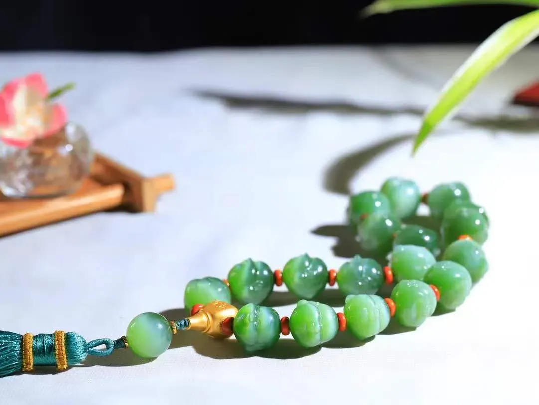 （弥勒笑佛.手持）

典藏级臻品️和田玉碧玉猫眼弥勒佛手持、脂粉浓郁，玉质细腻温润，油性十足，颗颗