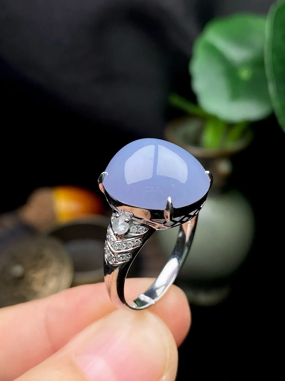 【冰种紫蛋面戒指】质地细腻，饱满度很好，晶莹剔透，18k金钻镶嵌，裸石尺寸15*13.9*6.6毫米