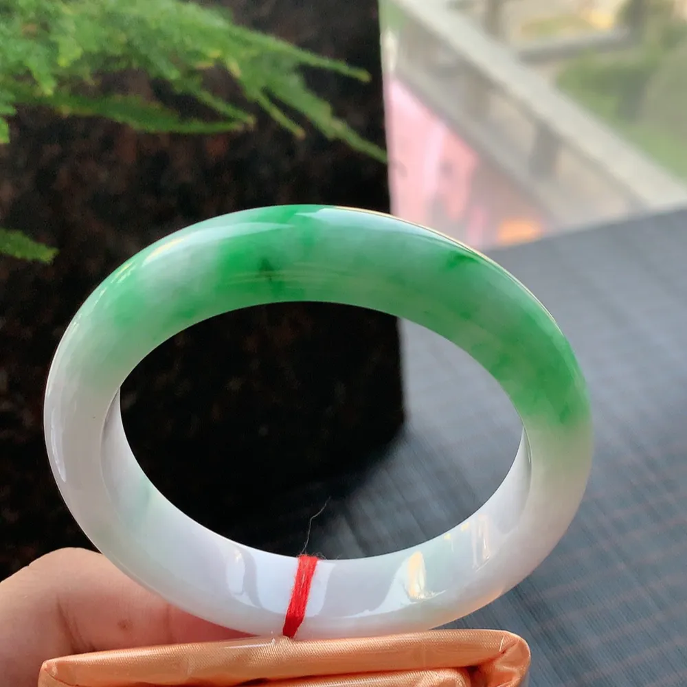 正圈一大节阳绿 无瑕 尺寸:58.3/12.8/9.1 色阳