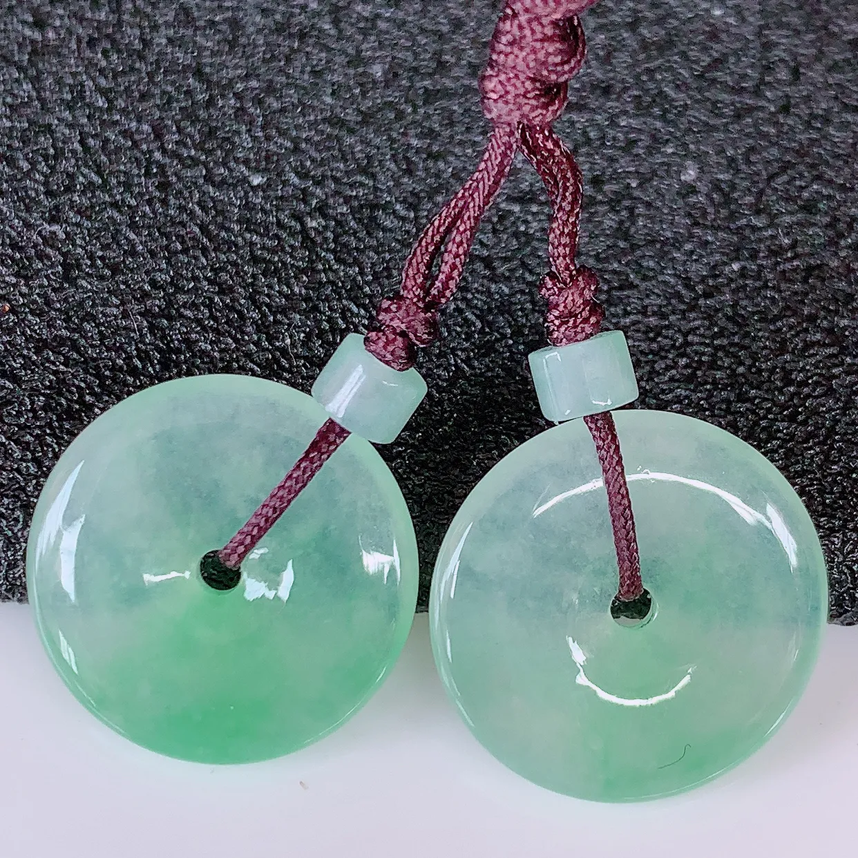 自然光实拍，冰种飘绿翡翠一对平安扣耳坠，翠色灵动，玉质细腻，颜色漂亮，品相佳，佩戴佳品！配银线 #4