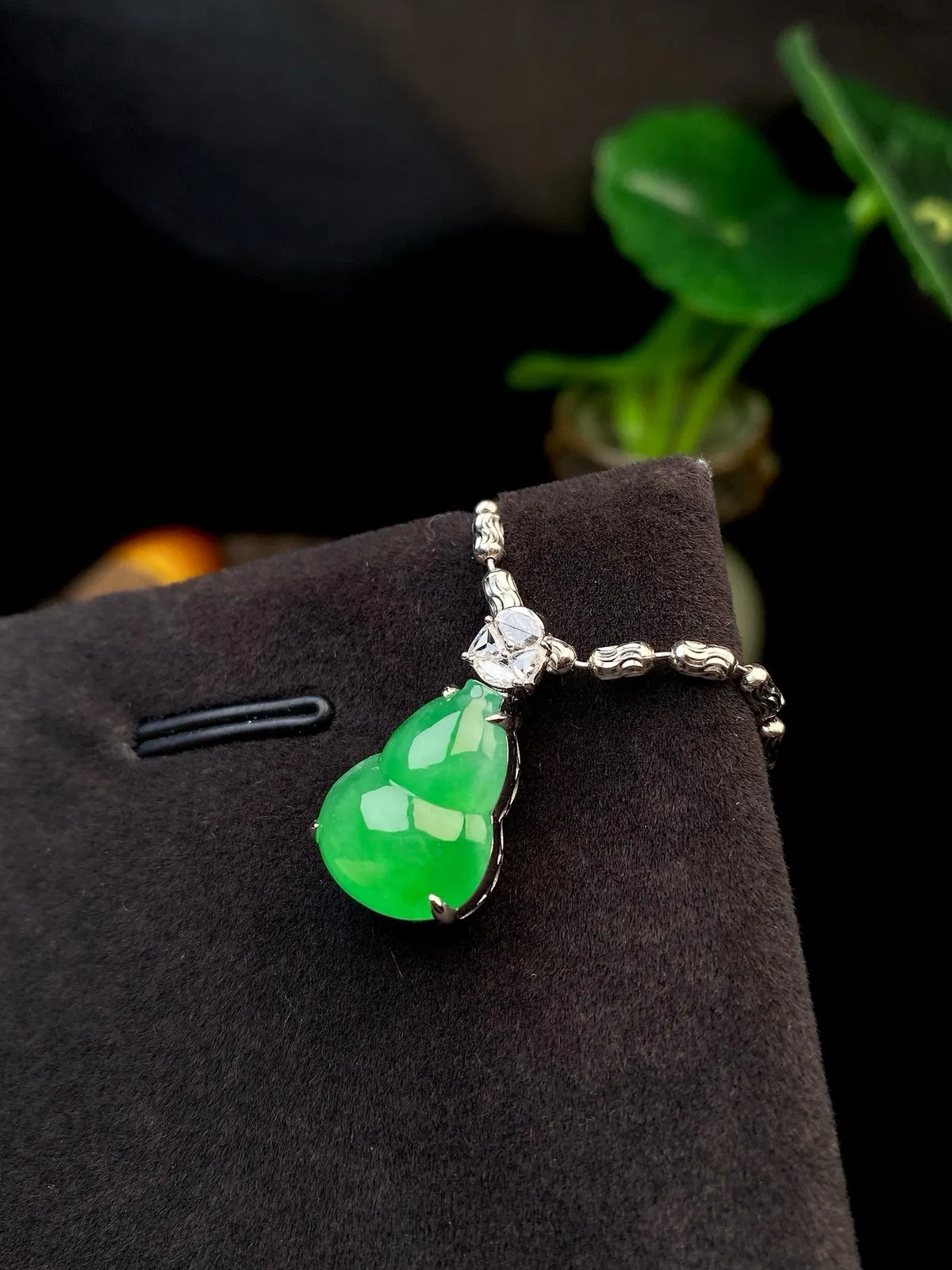 【冰种满绿葫芦吊坠】种水色俱全，冰透闪亮，通透感饱满度很好，18k金钻豪华镶嵌，裸石尺寸14.3*1