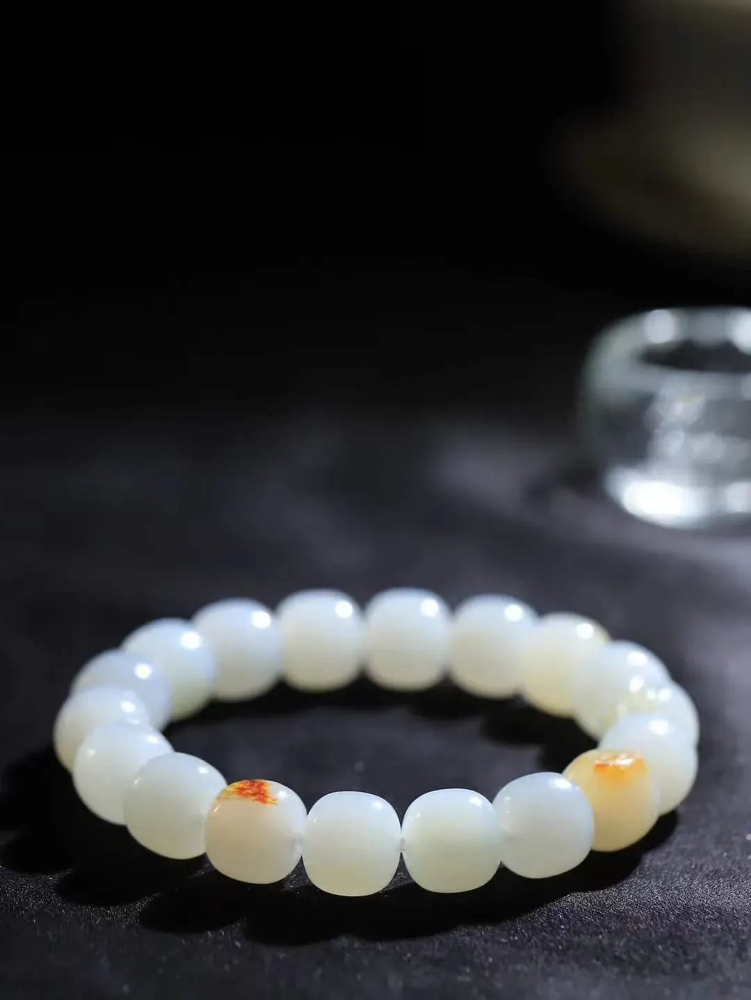 （老型珠.手串）

新疆和田籽料老型珠手串，玉质细腻油润 饱满光滑 质朴无华，悠远简单，人心境界远，百世修炼深，心灵常驻善意持，觉悟人生百世修。重50.20克    尺寸取一11.3-12mm    10120900A