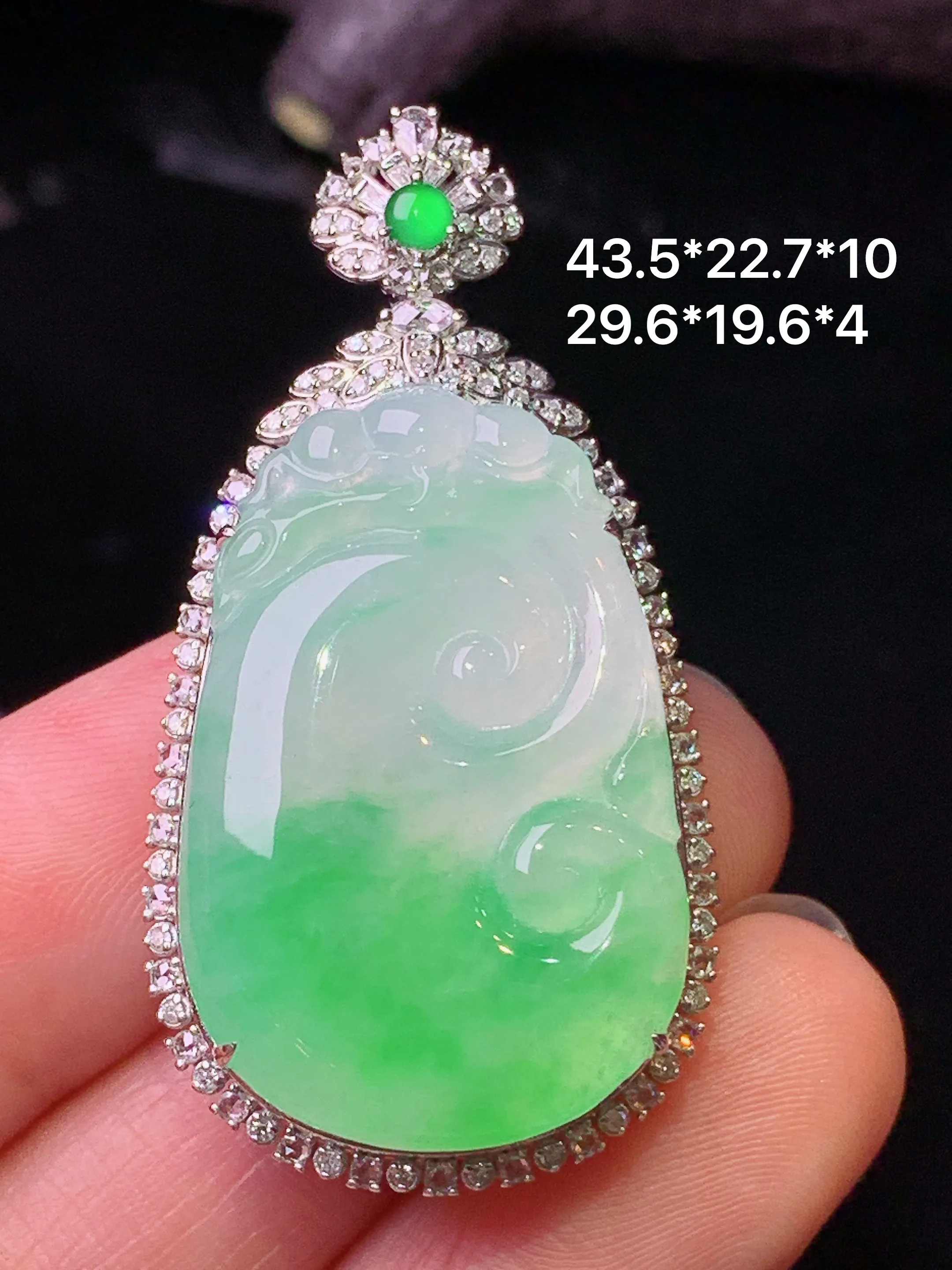 18k金钻镶嵌飘绿如意吊坠 玉质细腻 水润亮眼 色泽艳丽 整体尺寸43.5*22.7*10