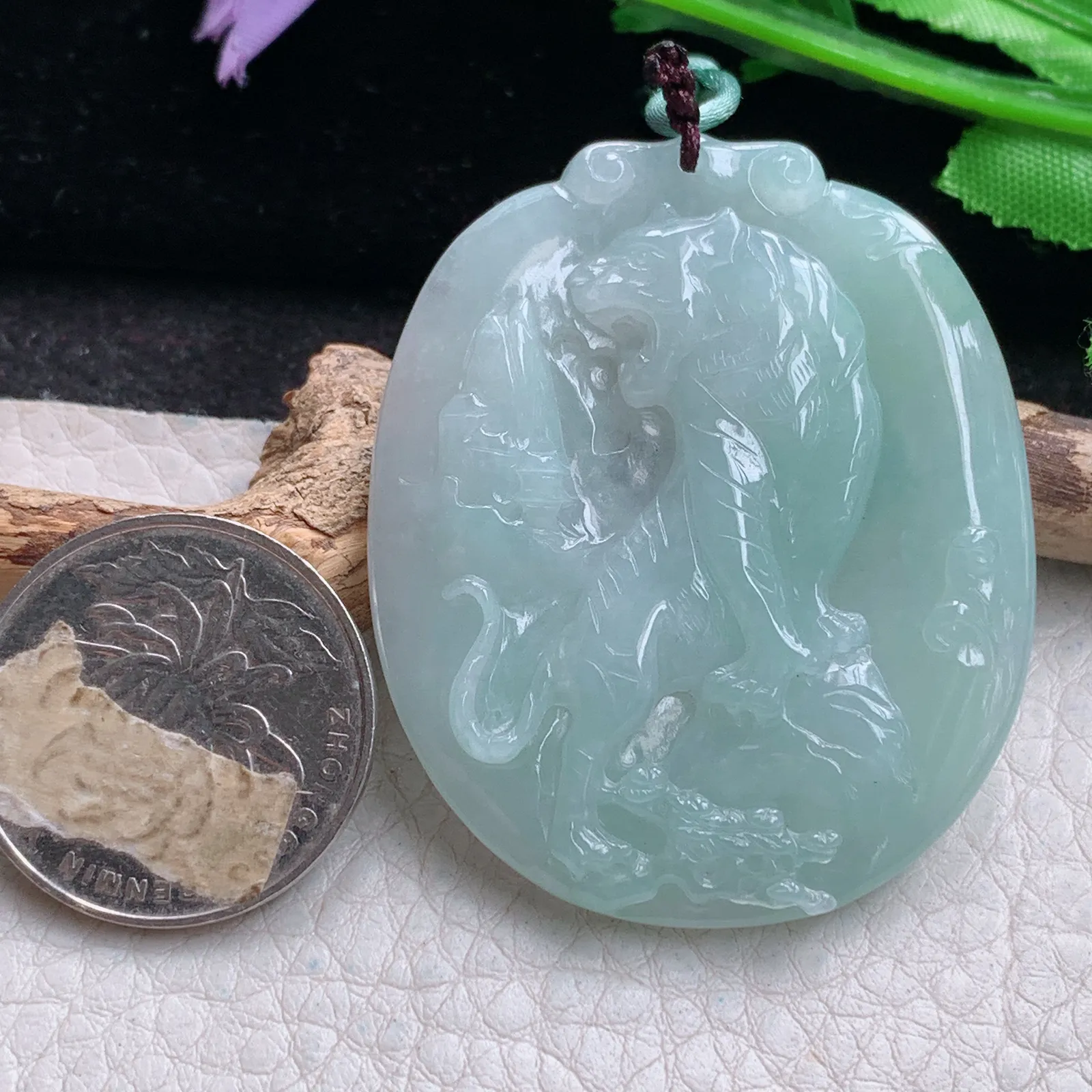 bg实拍49.5*41*5.5缅甸翡翠a货精雕浅绿上山虎 生肖虎玉吊坠 玉挂件