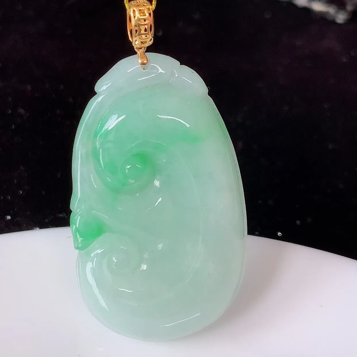 18k金镶嵌飘绿翡翠万事如意吊坠，沁人心脾，精致典雅的设计，为佩戴者，增添色彩，送礼自留都是佳品选择