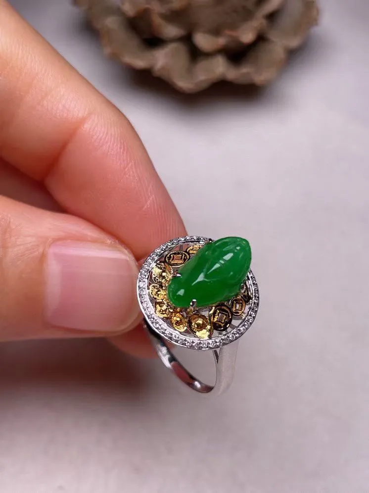 冰糯种辣色金蟾戒指、真金真钻镶嵌，种水好，玉质细腻 .裸石尺寸 9.5*6.7