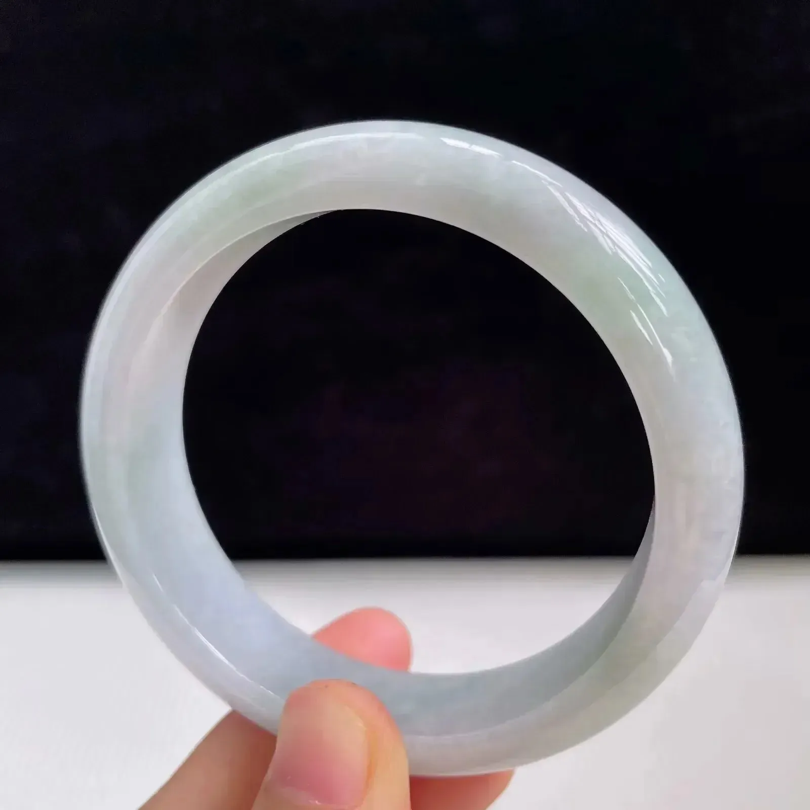 55mm自然光拍摄天然翡翠飘绿好种水正圈手镯 54.83克