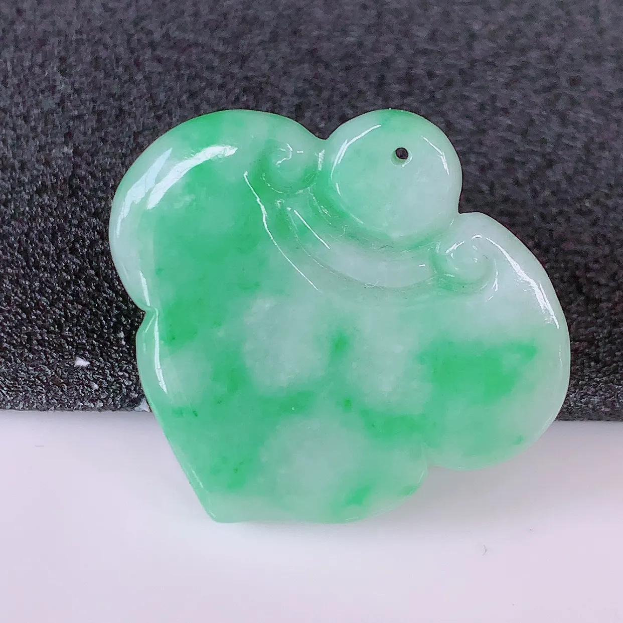 自然光实拍，冰润飘绿翡翠爱心如意吊坠，上身效果非常美，饱满大气，工艺美，万事如意，如意一生，#57.