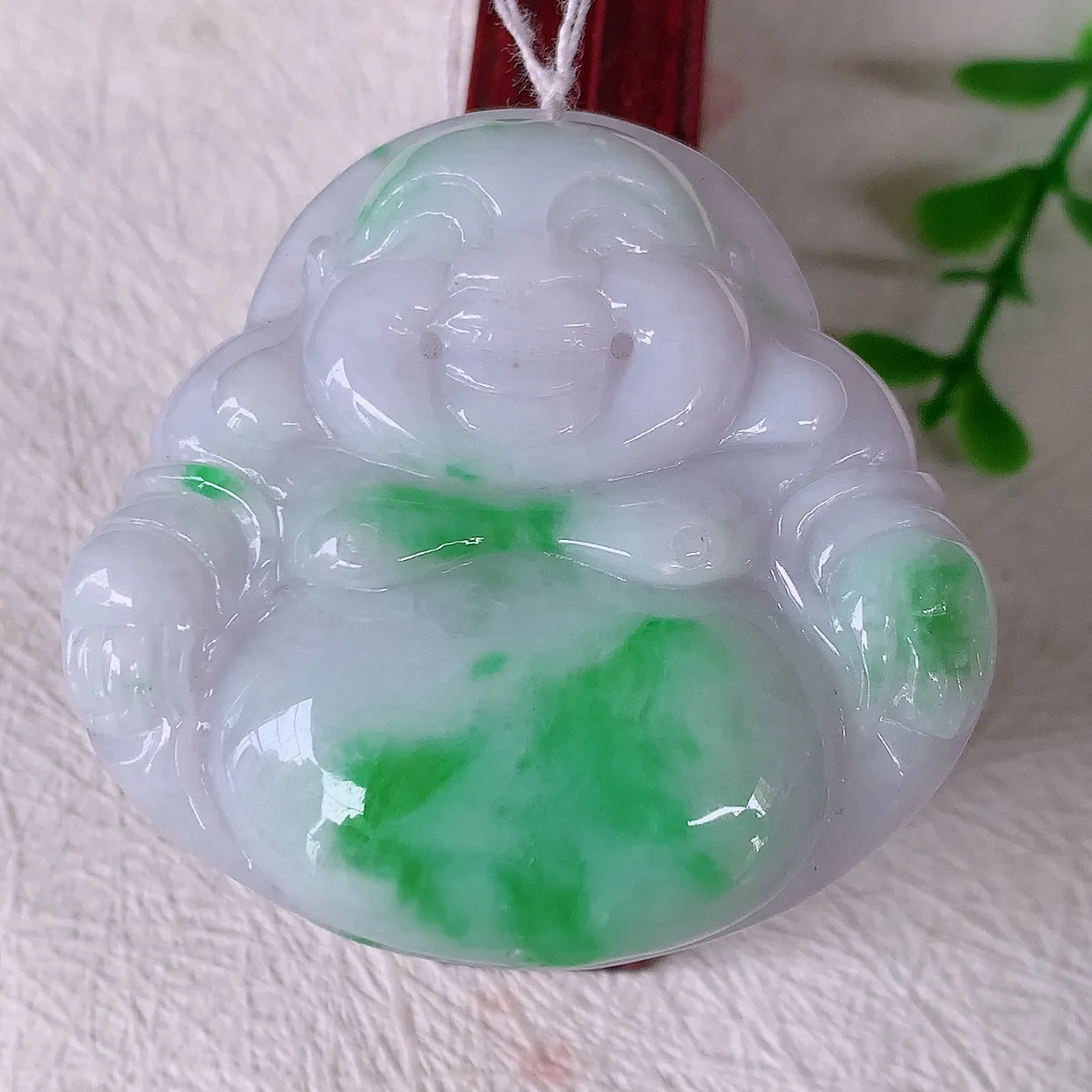 自然光实拍，大件厚装冰润飘绿翡翠佛公吊坠，开心笑佛，种老水足，颜色漂亮，立体饱满圆润，佩戴效果赞#46.9