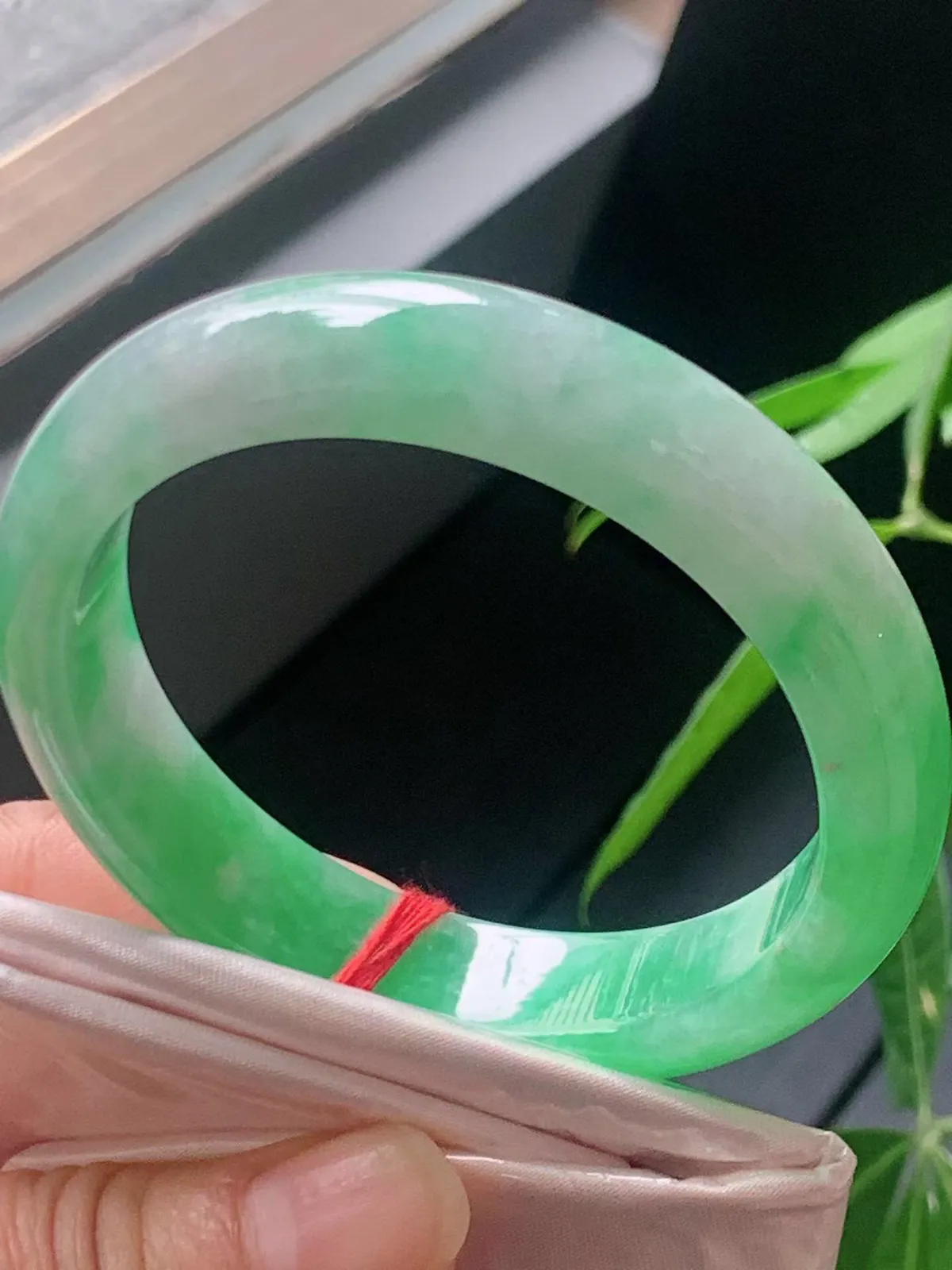 【翡翠名称】老种冰飘阳绿54.7正圈口手镯
【翡翠尺寸】54.7/12.7/8.5mm适合53.5-56正圈口佩戴
【翡翠描述】宝贝种老水足，玉质细腻，色泽靓丽，性价比高，佩戴效果好！
【其它赠送】权威证书/精美挂绳盒子/支持全国复检