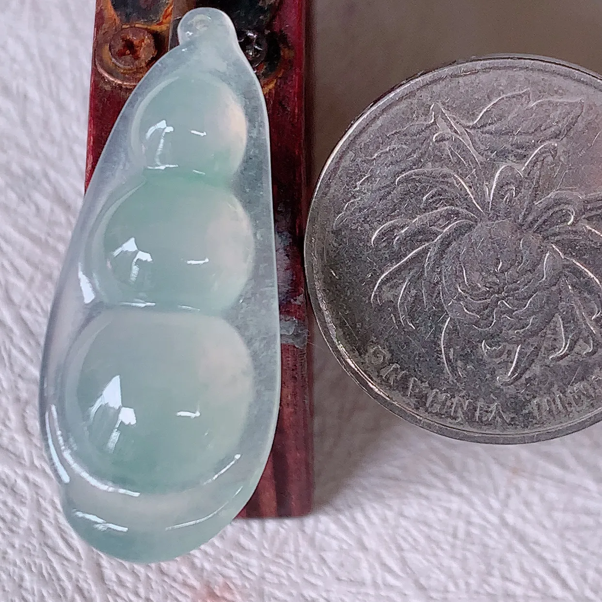 自然光实拍，冰种翡翠四季豆吊坠，平安豆福豆玉坠，冰润通透，豆粒饱满，寓意：豆蔻年华！#579