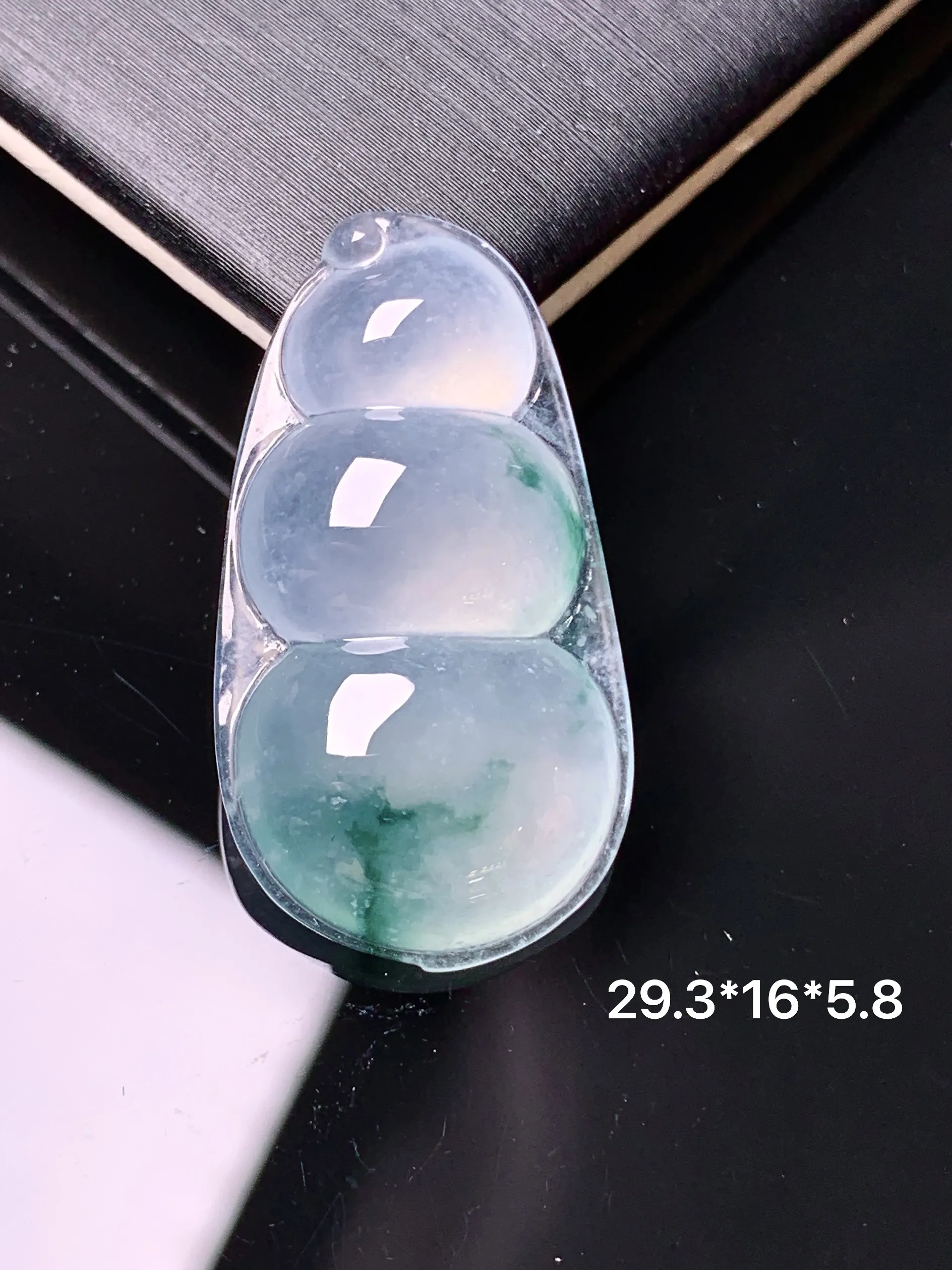 冰种飘绿四季豆吊坠 玉质细腻 水润亮眼 色泽艳丽 整体尺寸29.3*16*5.8