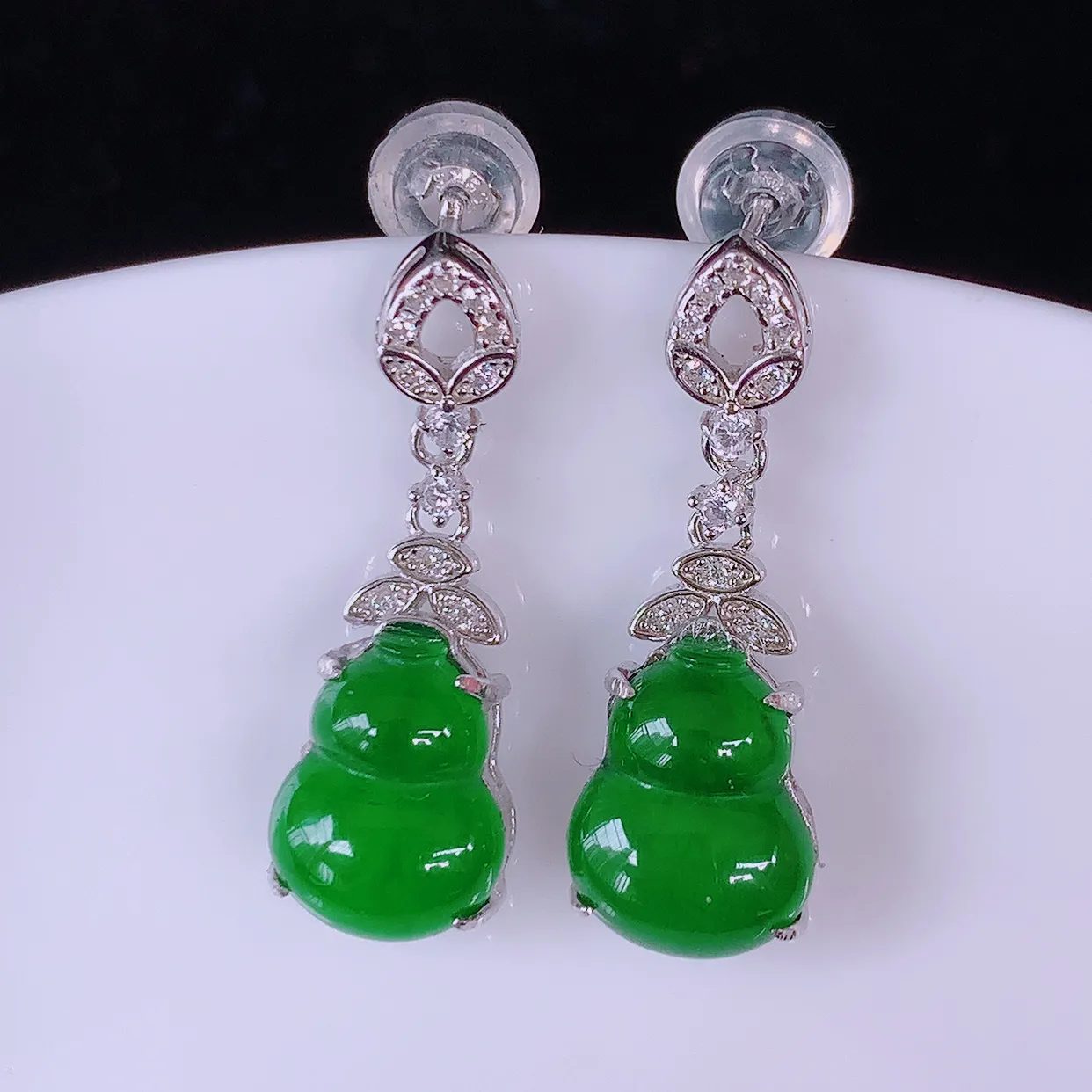 冰透满绿翡翠925银镶嵌葫芦耳坠，自然光实拍，翠色灵动，颜色漂亮，种老水足，品相佳，佩戴佳品！#97.9整体23*8*5裸石9.5*8