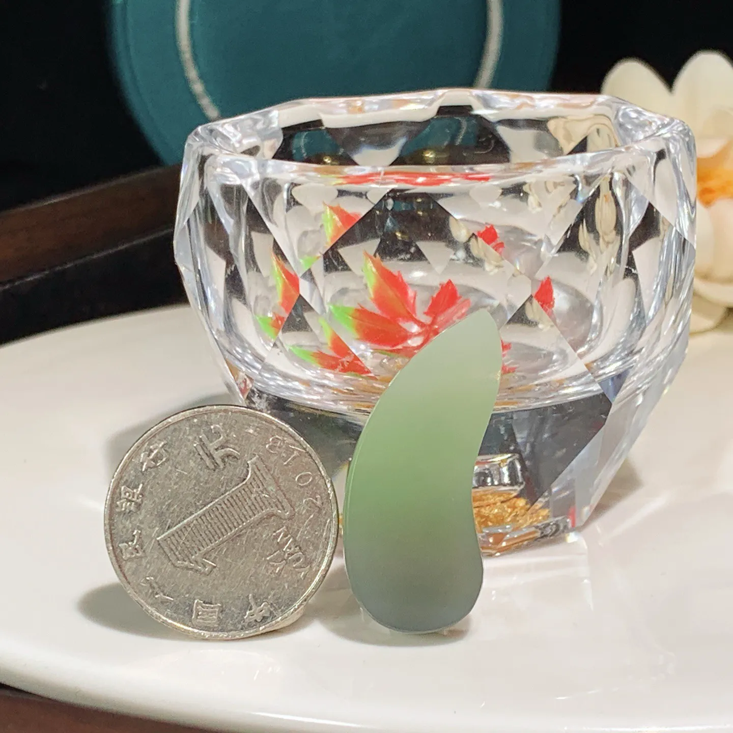 和田玉青海翠翠青平安无事随型挂件。尺寸36/15/6重6.8克。玉质细腻油润。手推出油。佩戴高端典雅。lt251209