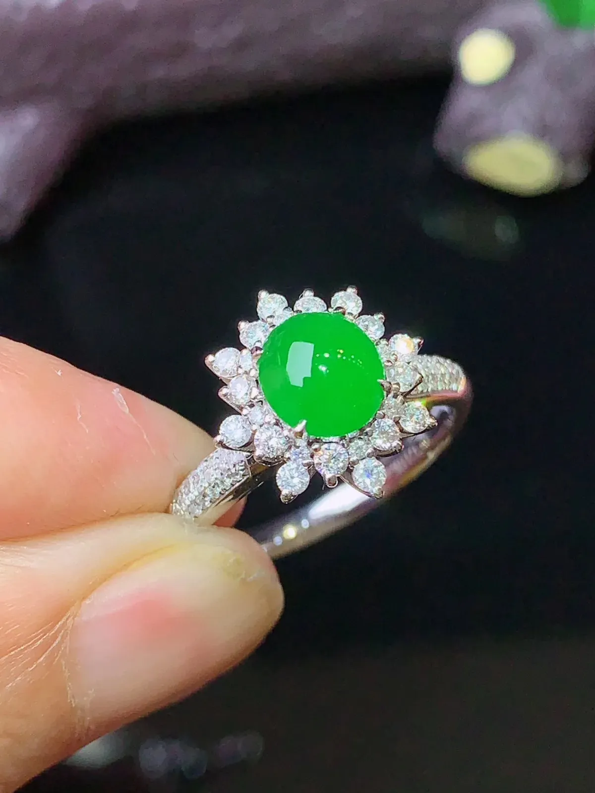 18k金钻镶嵌满绿蛋面戒指 玉质细腻 色泽艳丽 圈13.5 整体尺寸12.7*12*9