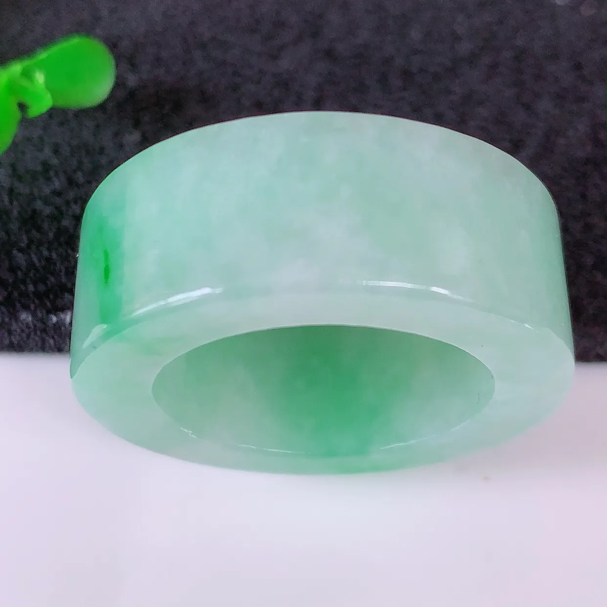 自然光实拍，22.2mm内径冰飘绿翡翠扳指，冰润指环，玉扳指，戒指，财源滚滚，玉质细腻起胶，28圈口，种水好！#05.9尺寸22.2*12*5.2