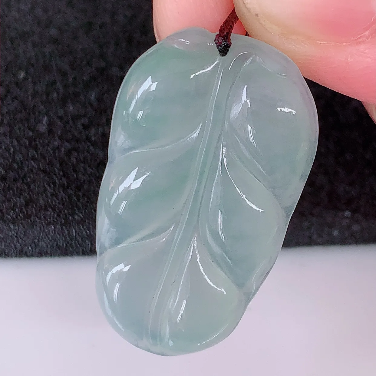 自然光实拍，冰种翡翠叶子吊坠 ，种水足，色泽清新，工艺精湛，叶子寓意美好；金枝玉叶，事业有成。#57.9