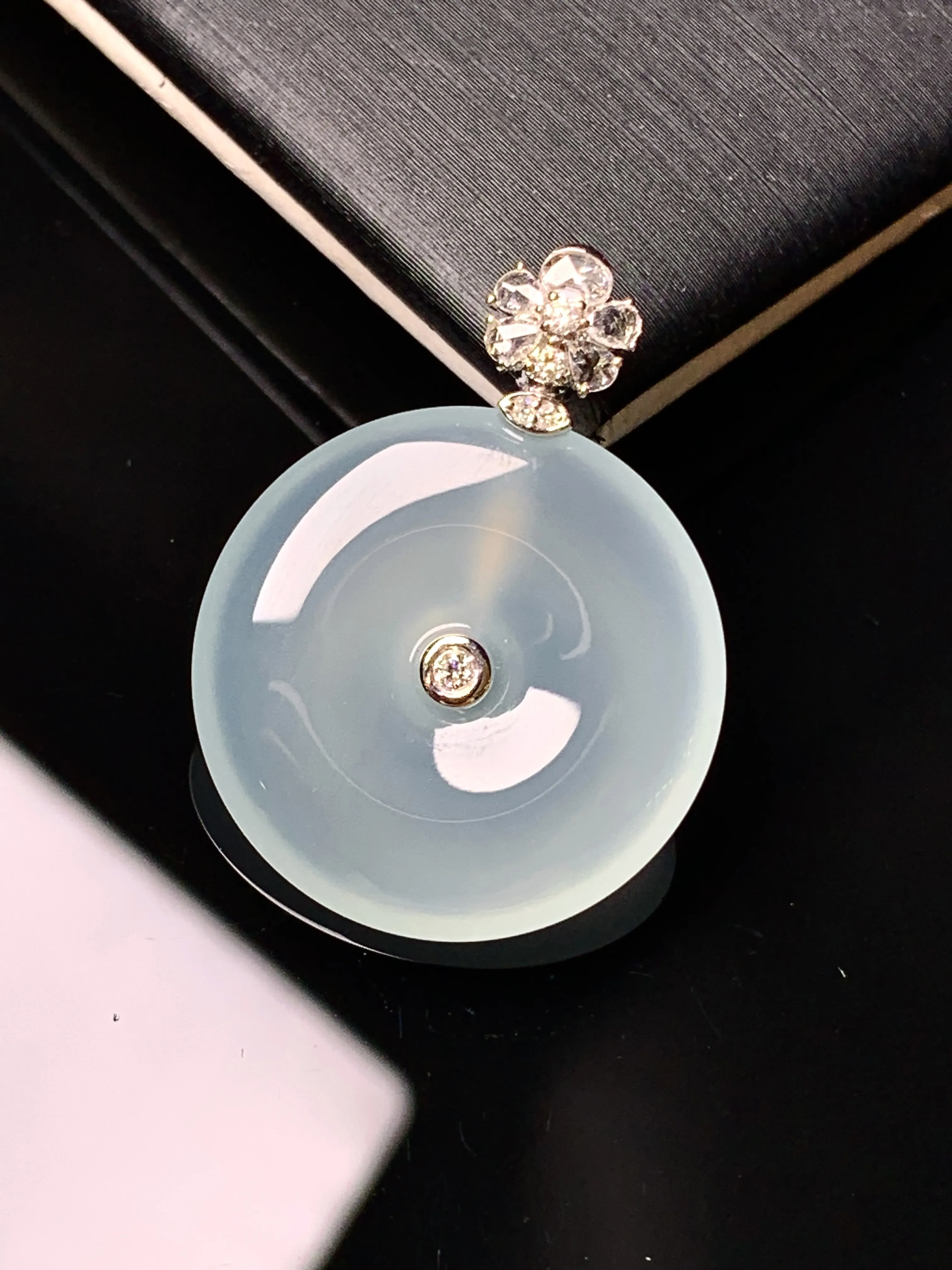 18k金钻镶嵌冰种平安扣吊坠 玉质细腻 水润亮眼 色泽艳丽 整体尺寸27.8*21*3.8