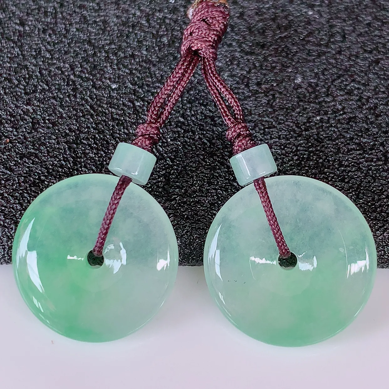 自然光实拍，冰种飘绿翡翠一对平安扣耳坠，翠色灵动，玉质细腻，颜色漂亮，品相佳，佩戴佳品！配银线 #41.9尺寸15*3