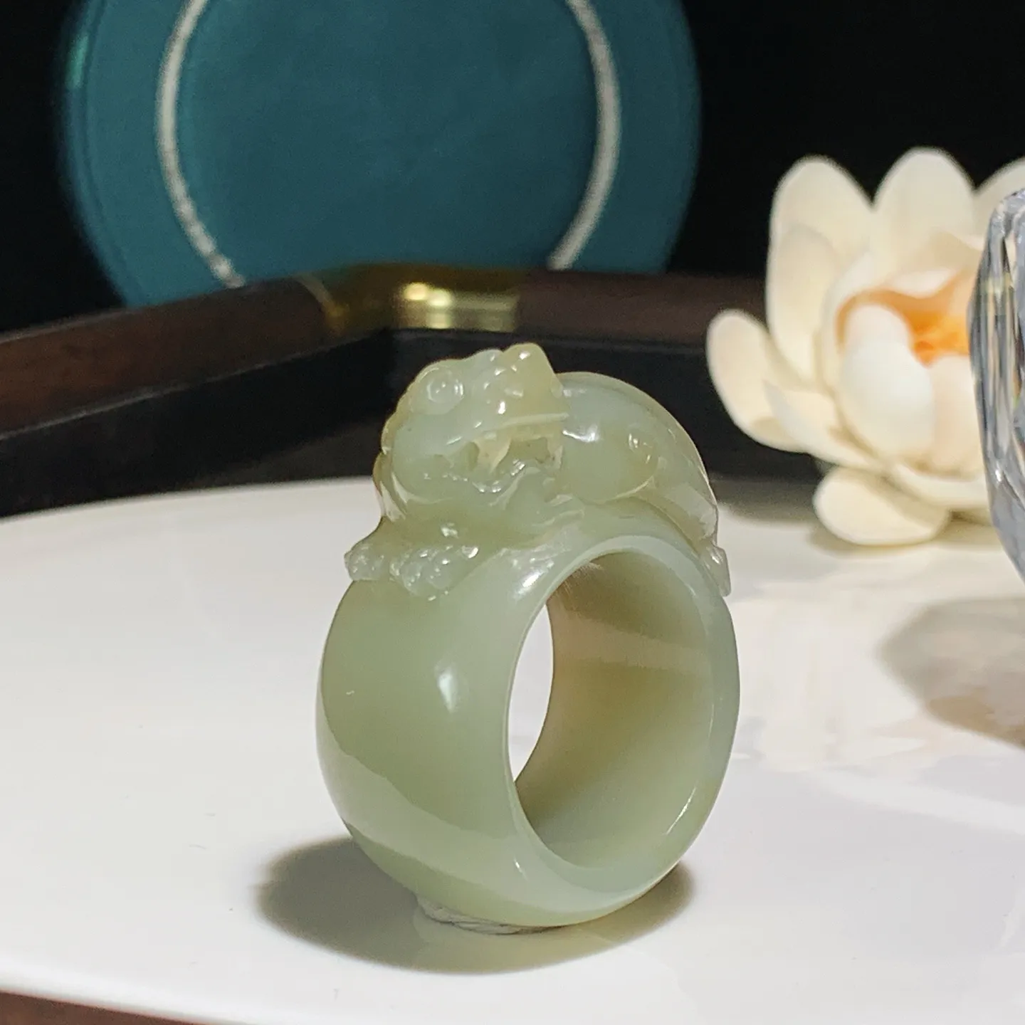 新疆和田玉且末糖招财进宝貔貅扳指。内径23尺寸44/33/18重25.5克。玉质细腻油润。手推出油。佩戴高端典雅。lt251209