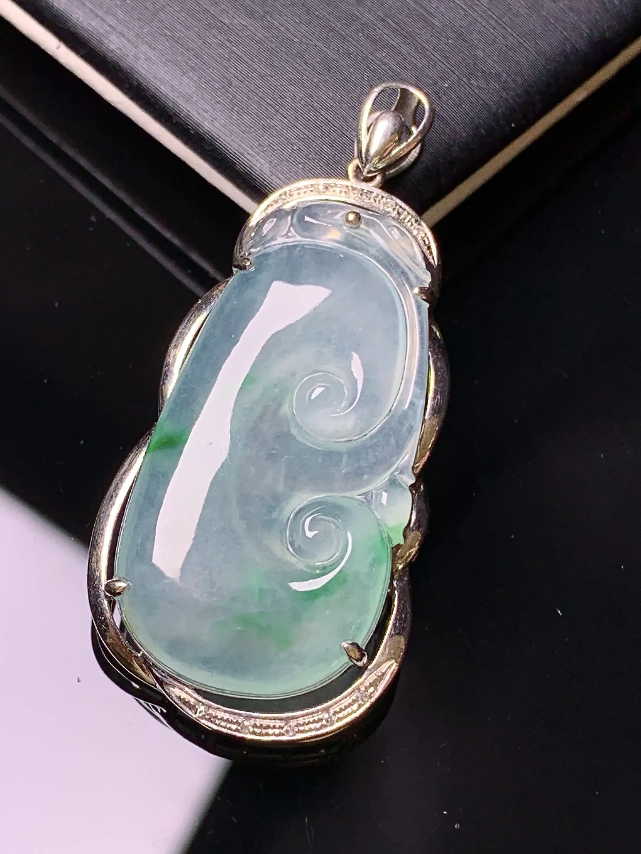 18k金钻镶嵌冰种如意吊坠 玉质细腻 水润亮眼 色泽艳丽 整体尺寸40*18.8*6.3