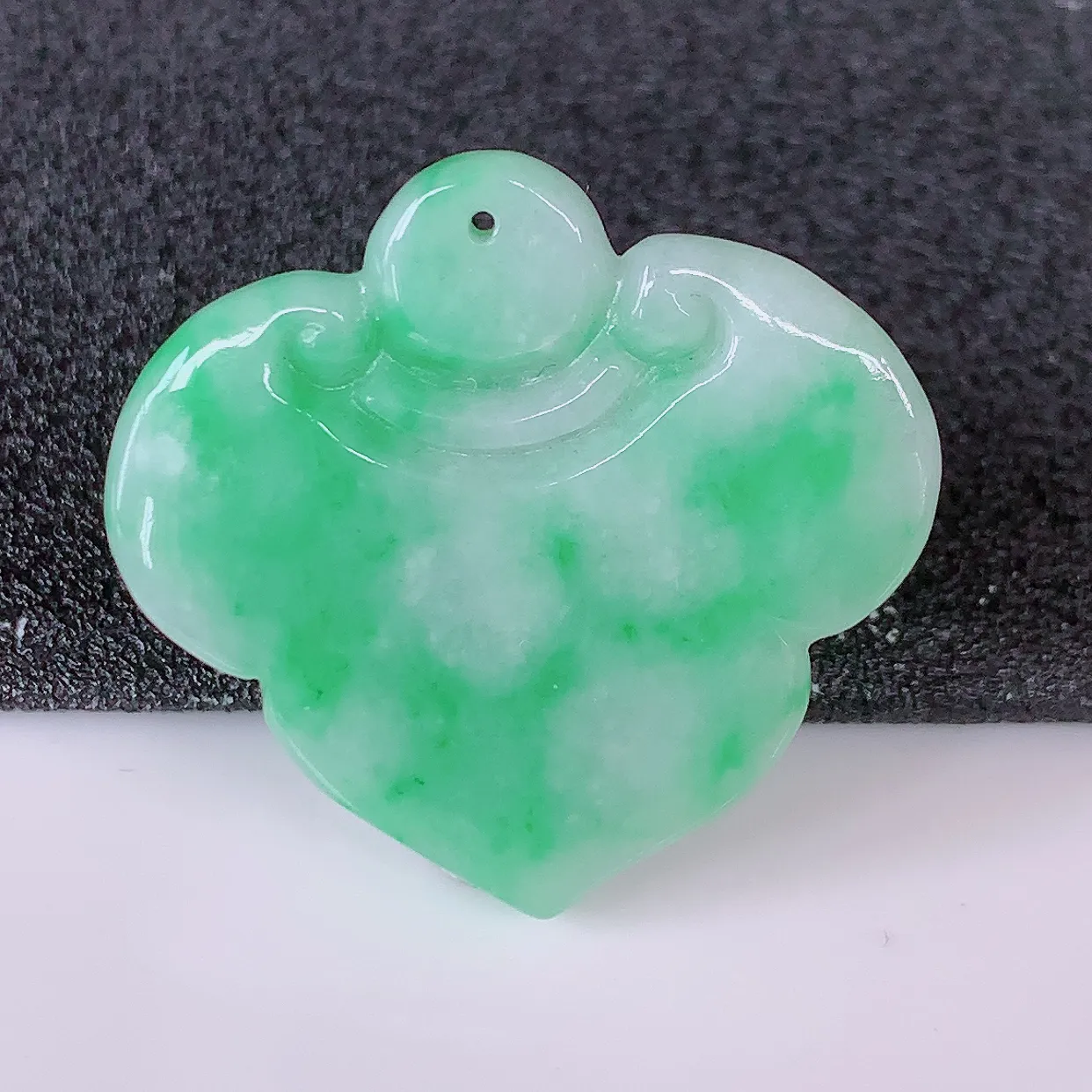 自然光实拍，冰润飘绿翡翠爱心如意吊坠，上身效果非常美，饱满大气，工艺美，万事如意，如意一生，#57.