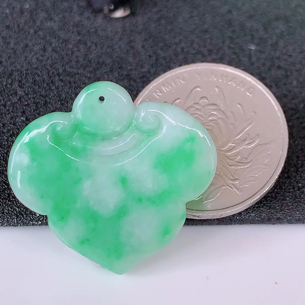 自然光实拍，冰润飘绿翡翠爱心如意吊坠，上身效果非常美，饱满大气，工艺美，万事如意，如意一生，#57.9