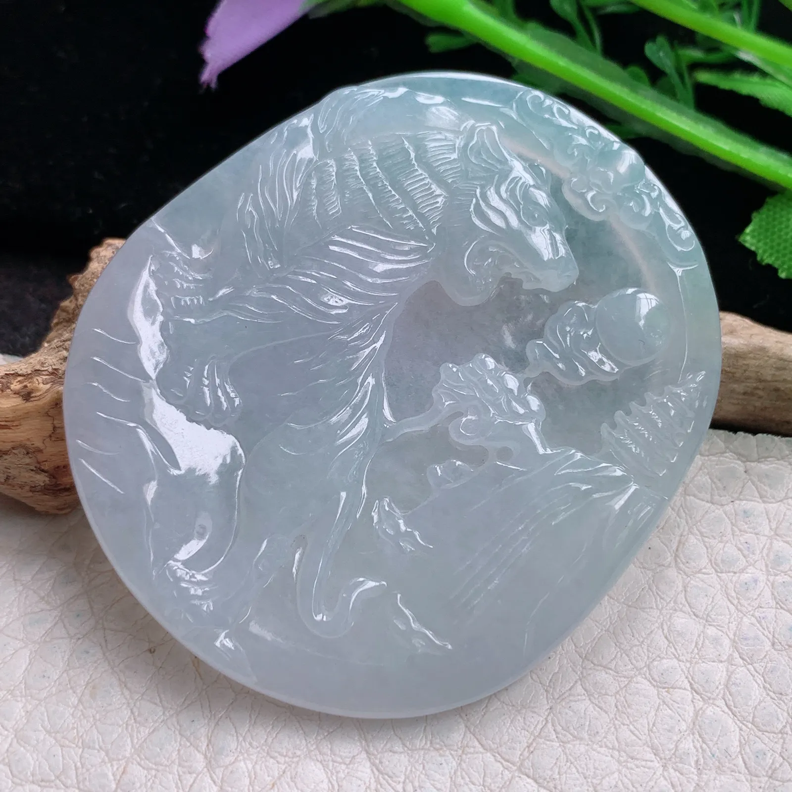 yn实拍54*47*4.8缅甸翡翠a货精雕白月光上山虎 生肖虎玉吊坠 玉挂件