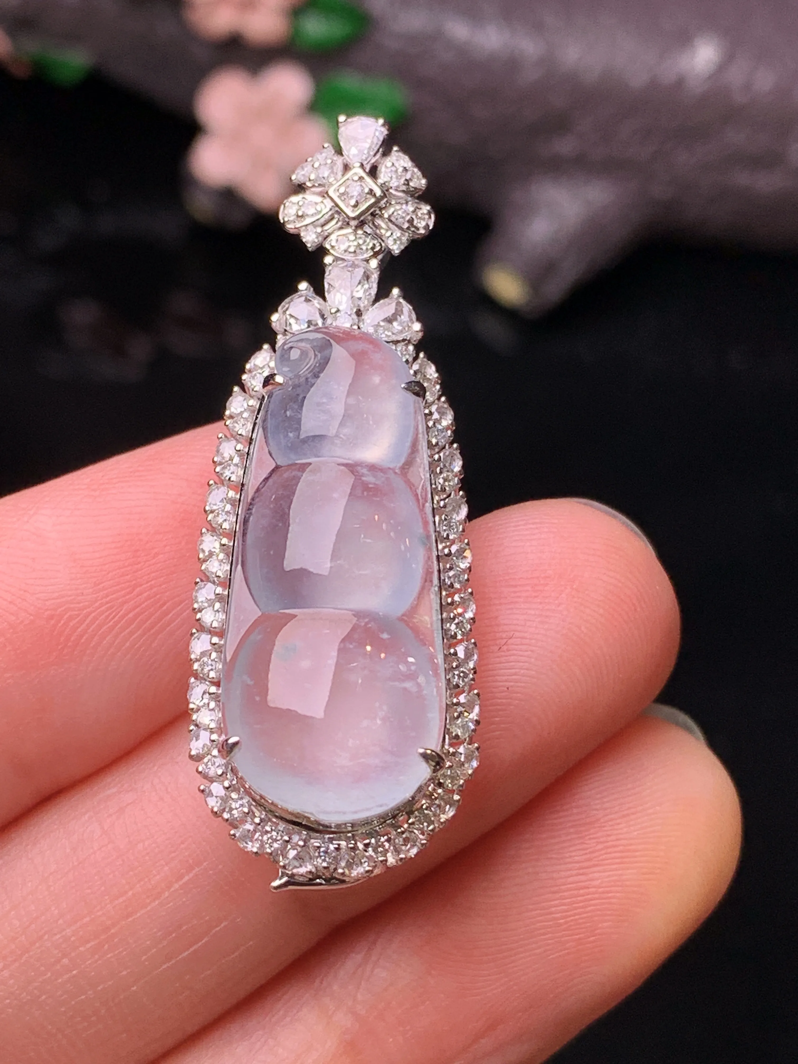 18k金钻镶嵌冰种四季豆吊坠 玉质细腻 水润亮眼 色泽艳丽 整体尺寸38*13.7*11