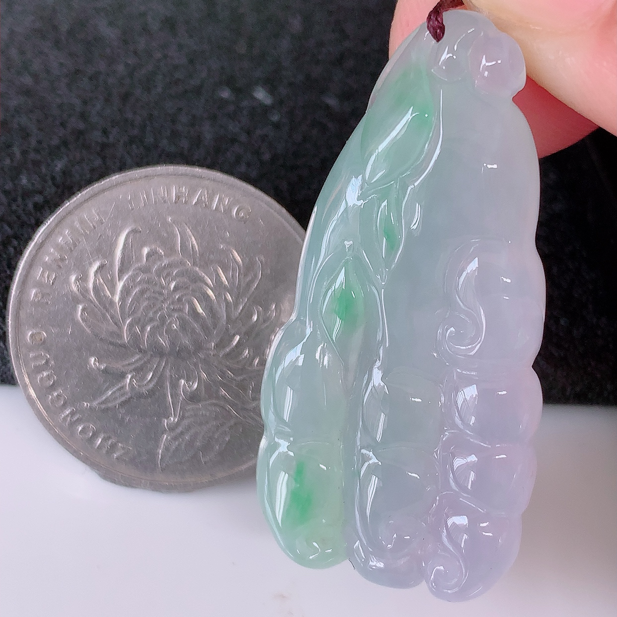 自然光实拍，冰种春带彩翡翠佛手吊坠，翠色灵动，种老水足，寓意好，品相佳，佩戴佳品！#41.9