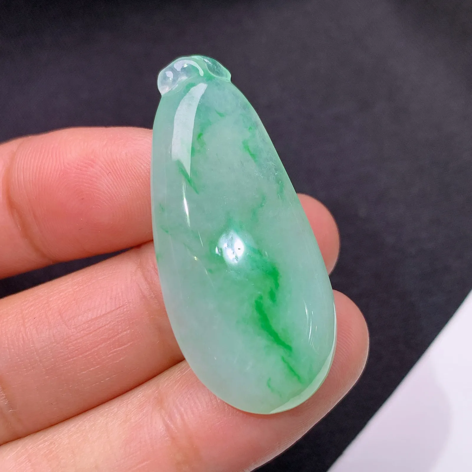 冰飘绿福瓜，冰润色阳，玉质细腻，种水足 尺寸37.8*17.6*6