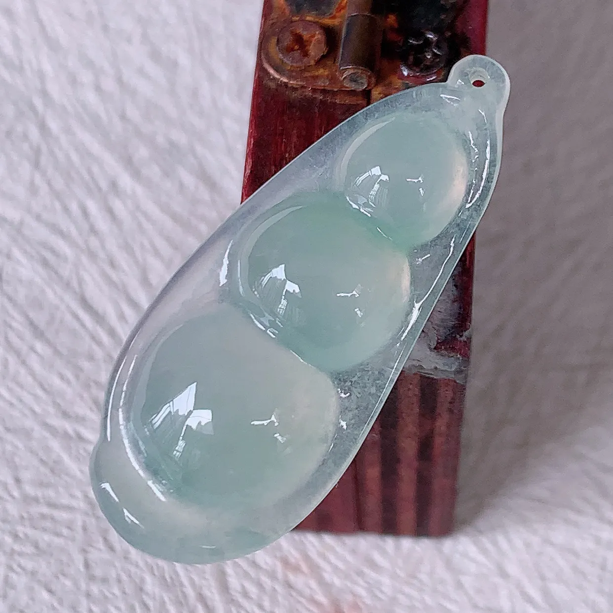 自然光实拍，冰种翡翠四季豆吊坠，平安豆福豆玉坠，冰润通透，豆粒饱满，寓意：豆蔻年华！#579