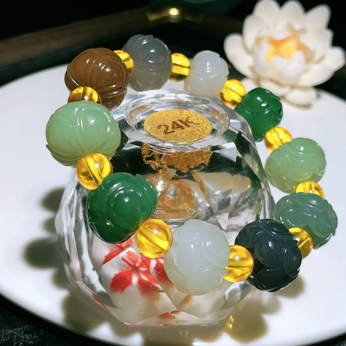 新疆和田玉多宝莲花珠手串。单颗尺寸13/16重56.8克。玉质细腻油润。手推出油。佩戴高端典雅。lt