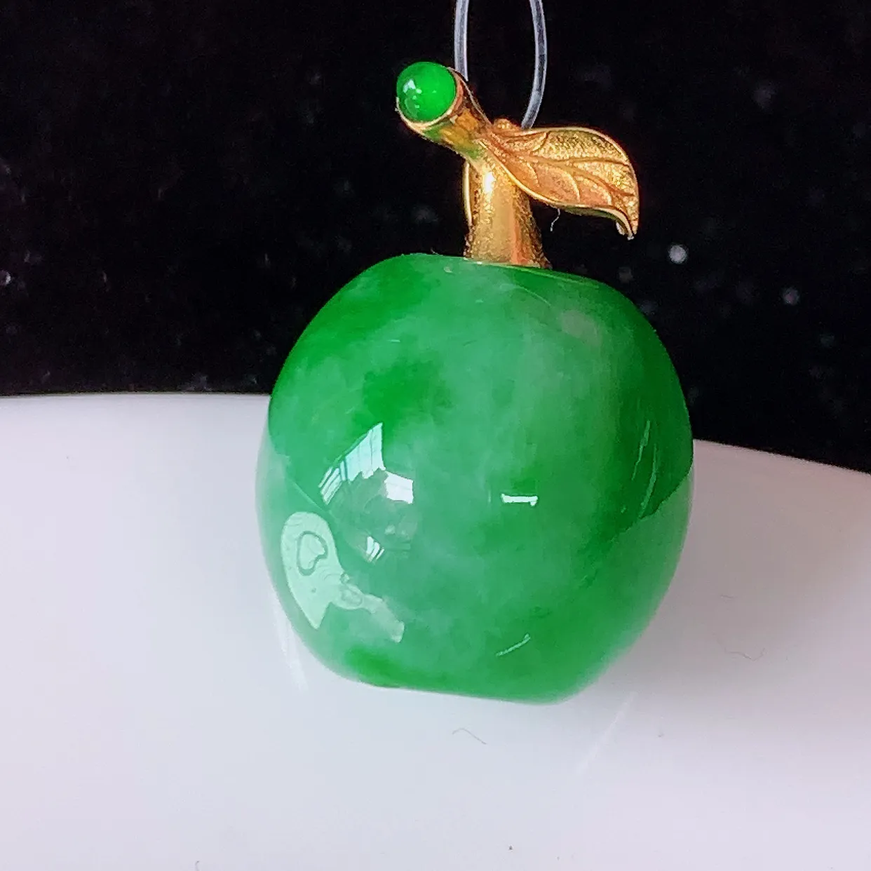 自然光实拍，18K金镶嵌冰润飘绿翡翠路路通吊坠，寓意时来运转、财源滚滚，款式新颖时尚，日常百搭的款！配图银链#49.9整体17.5-12.6裸石12.6*12