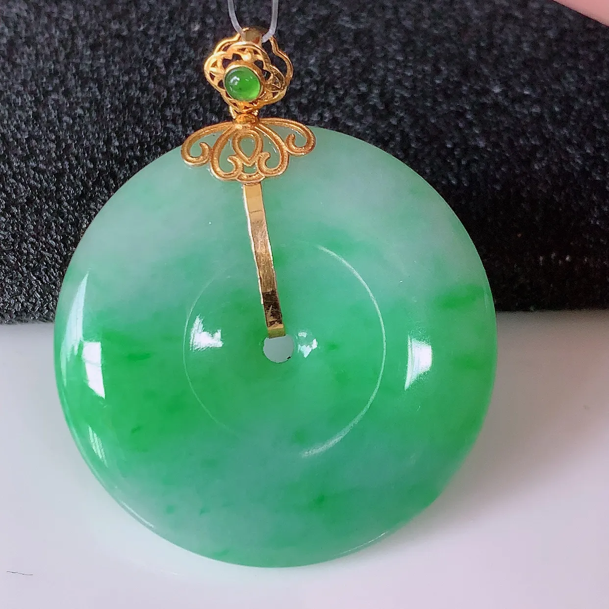 18K金镶嵌飘绿翡翠平安扣吊坠，水润光泽，寓意平平安安，佩戴时尚漂亮！#49.9整体33*27.5*6.2裸石27.5*27.5